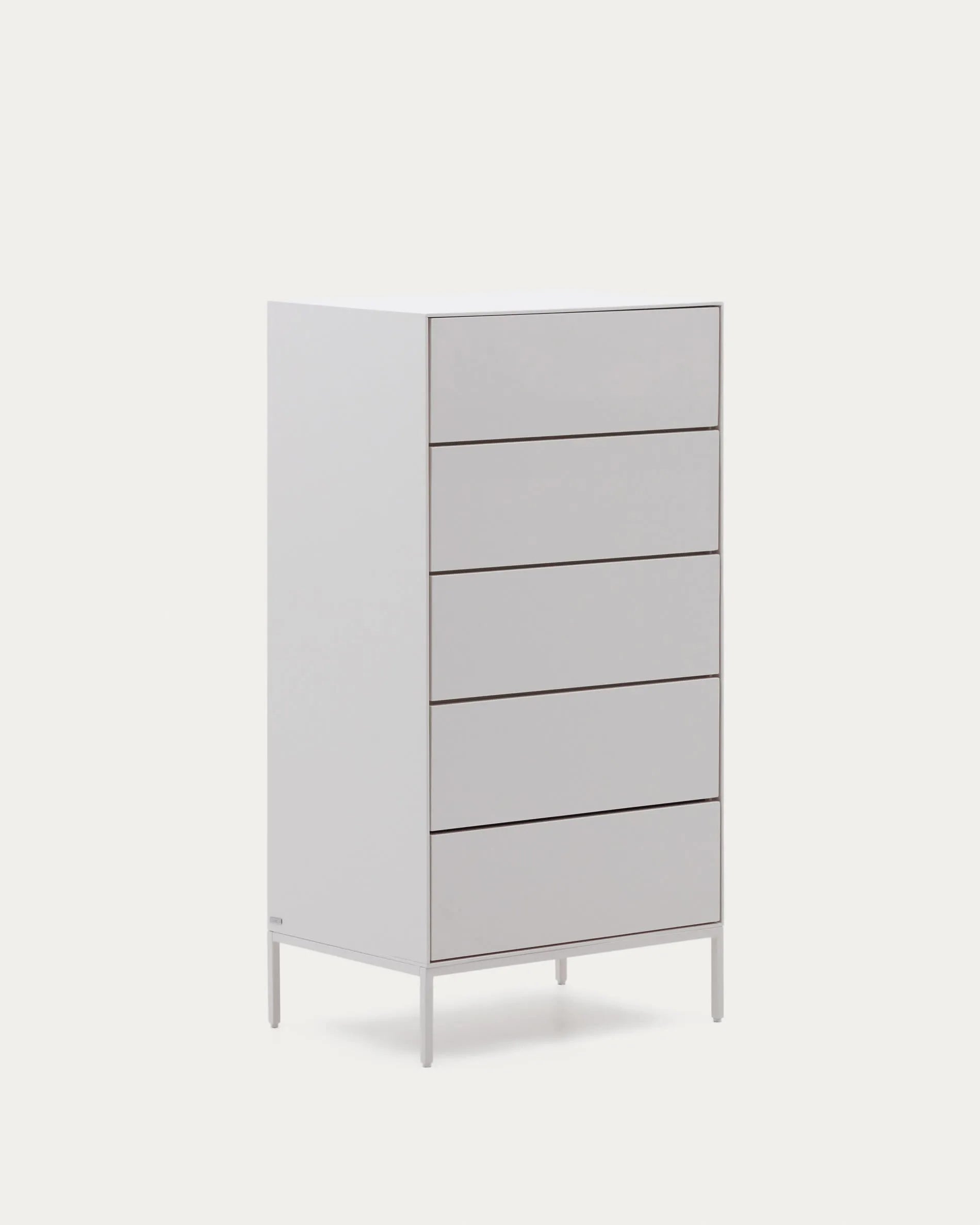 Die Vedrana Kommode: Weiß lackiertes MDF, 5 Schubladen, 60x114 cm. Modern, elegant, vielseitig und nachhaltig.