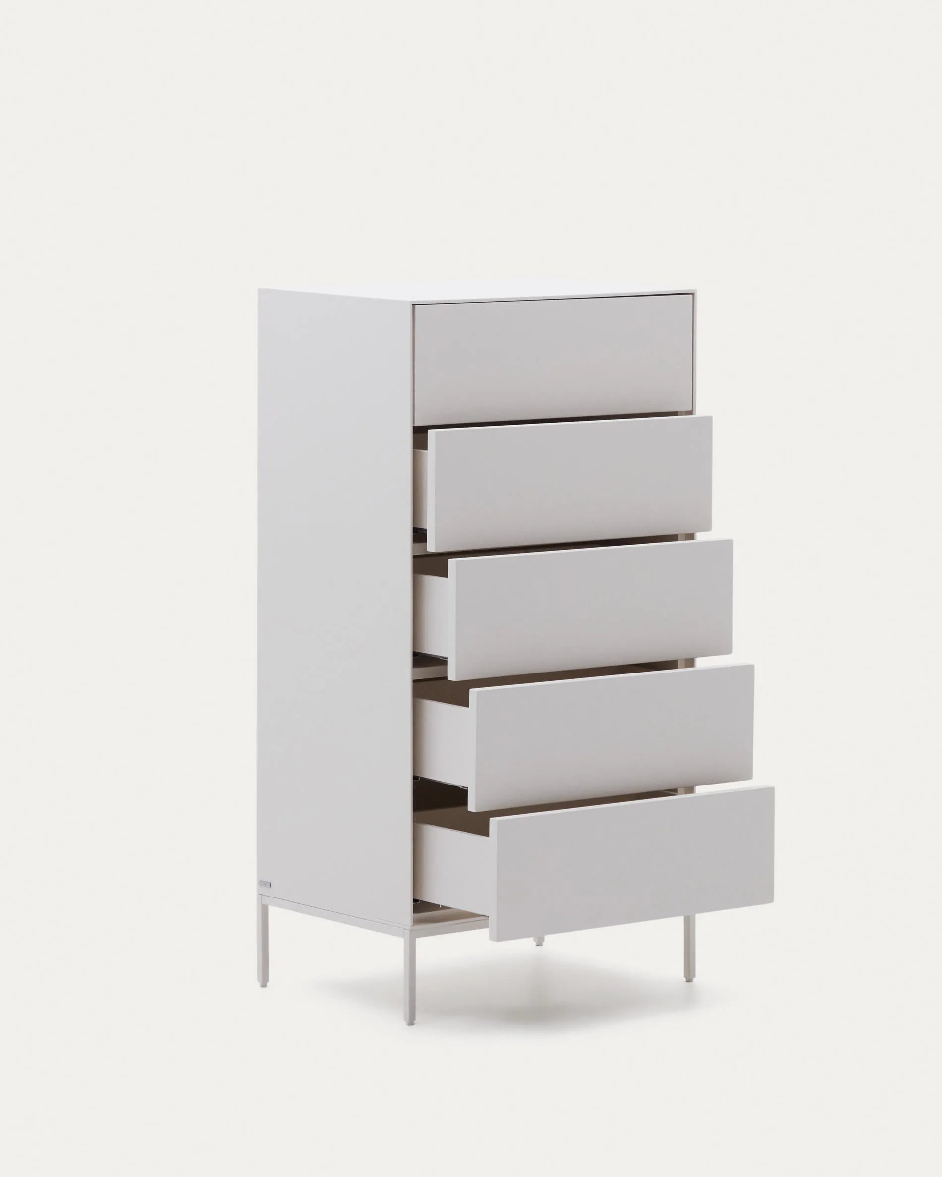 Die Vedrana Kommode: Weiß lackiertes MDF, 5 Schubladen, 60x114 cm. Modern, elegant, vielseitig und nachhaltig.
