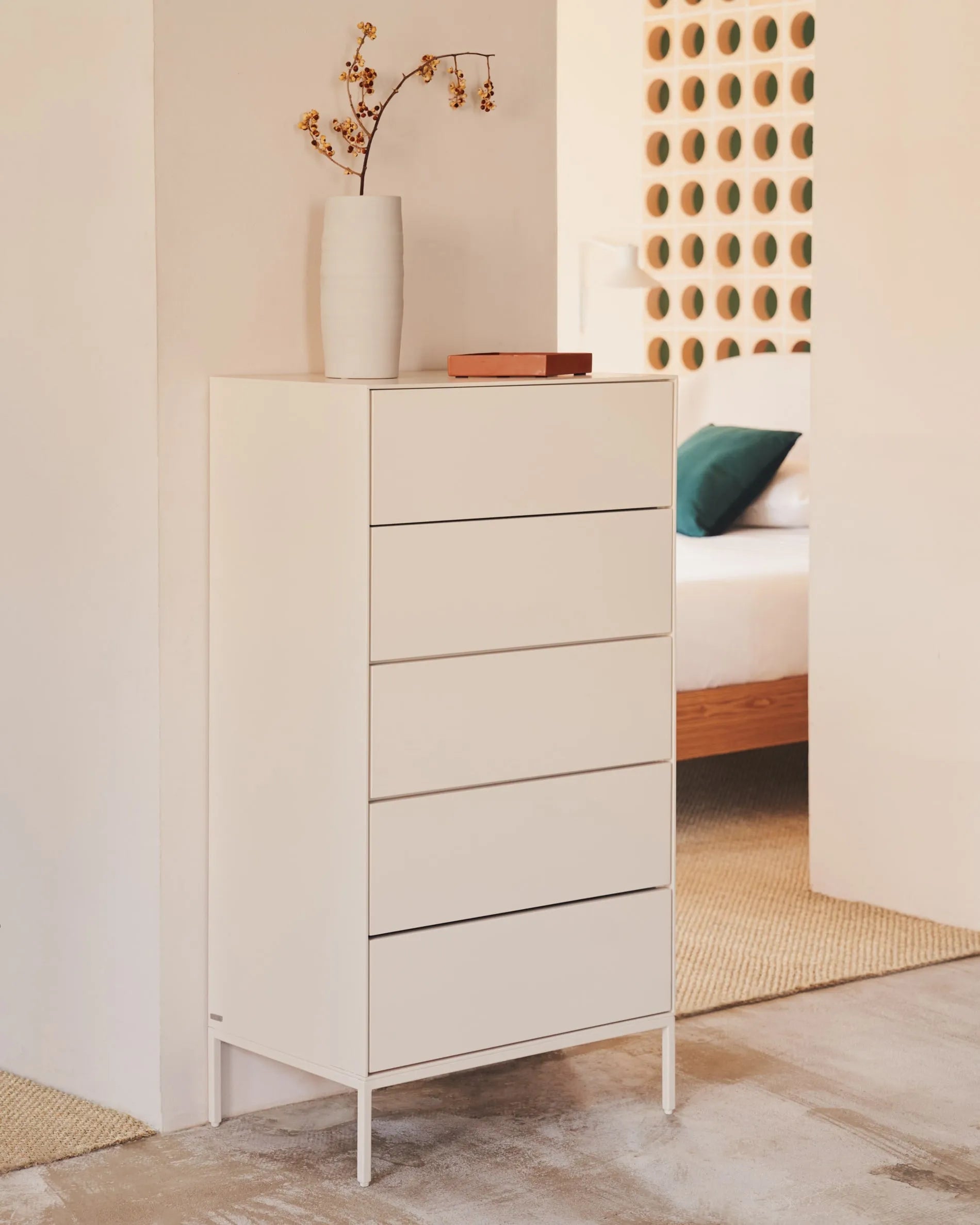Die Vedrana Kommode: Weiß lackiertes MDF, 5 Schubladen, 60x114 cm. Modern, elegant, vielseitig und nachhaltig.