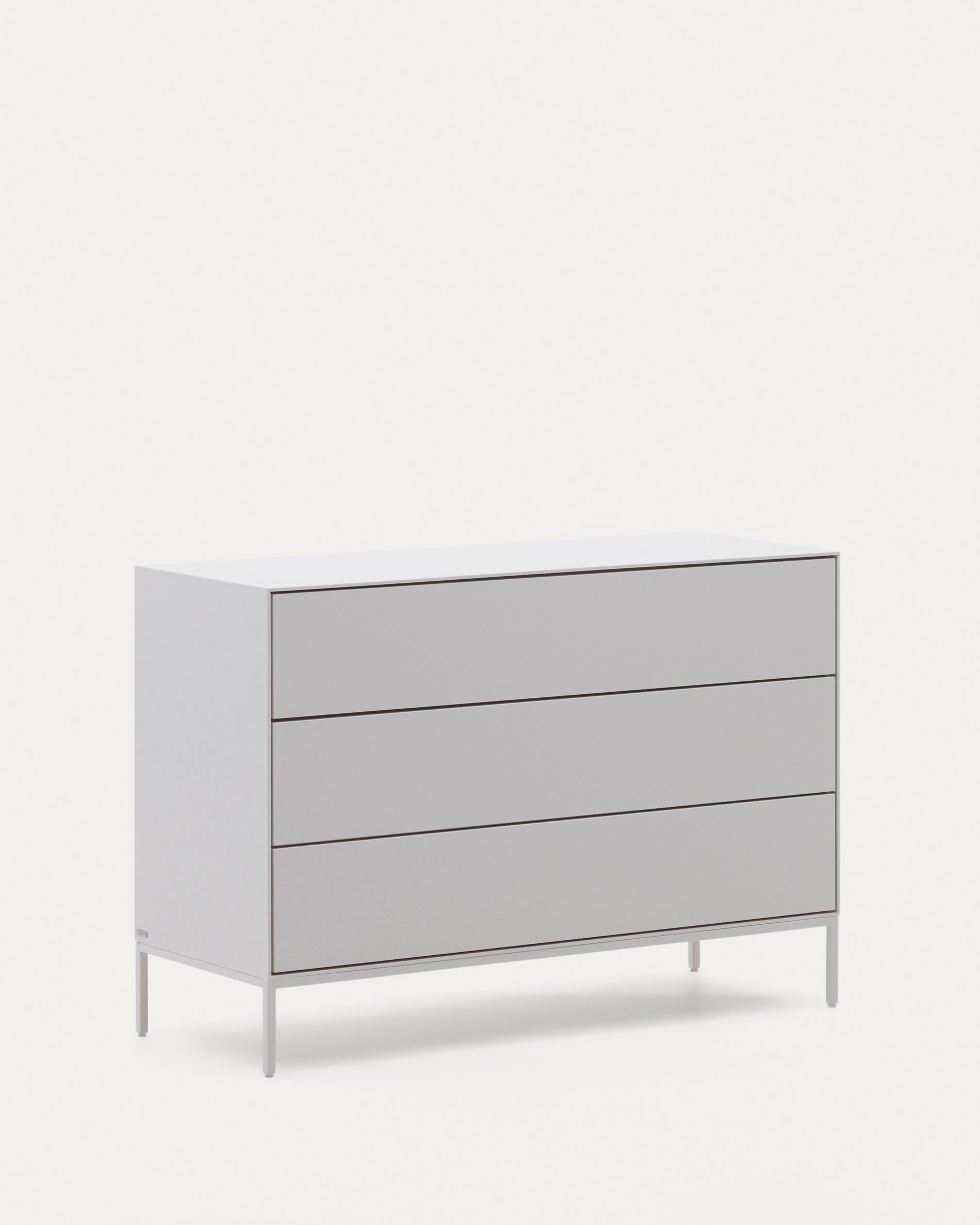 Die Vedrana Kommode von Kave Home kombiniert modernes Design mit Funktionalität: 3 Schubladen, weiß lackiert, Maße 110 x 75 cm.