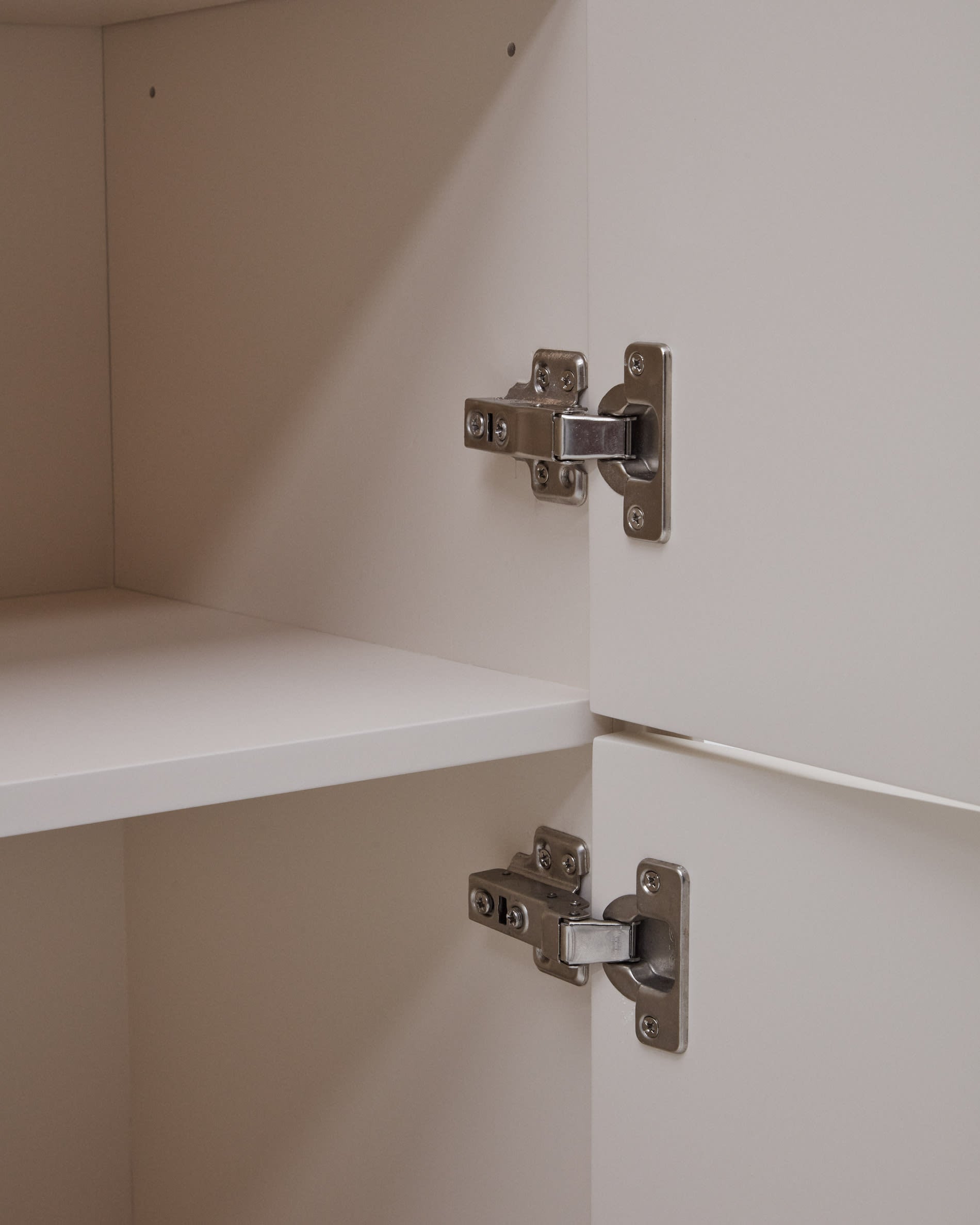 Das Vedrana Highboard von Kave Home, 4 Türen, weiß lackiert, 97,5 x 160 cm, vereint Stil und Funktionalität für modernes Wohnen.