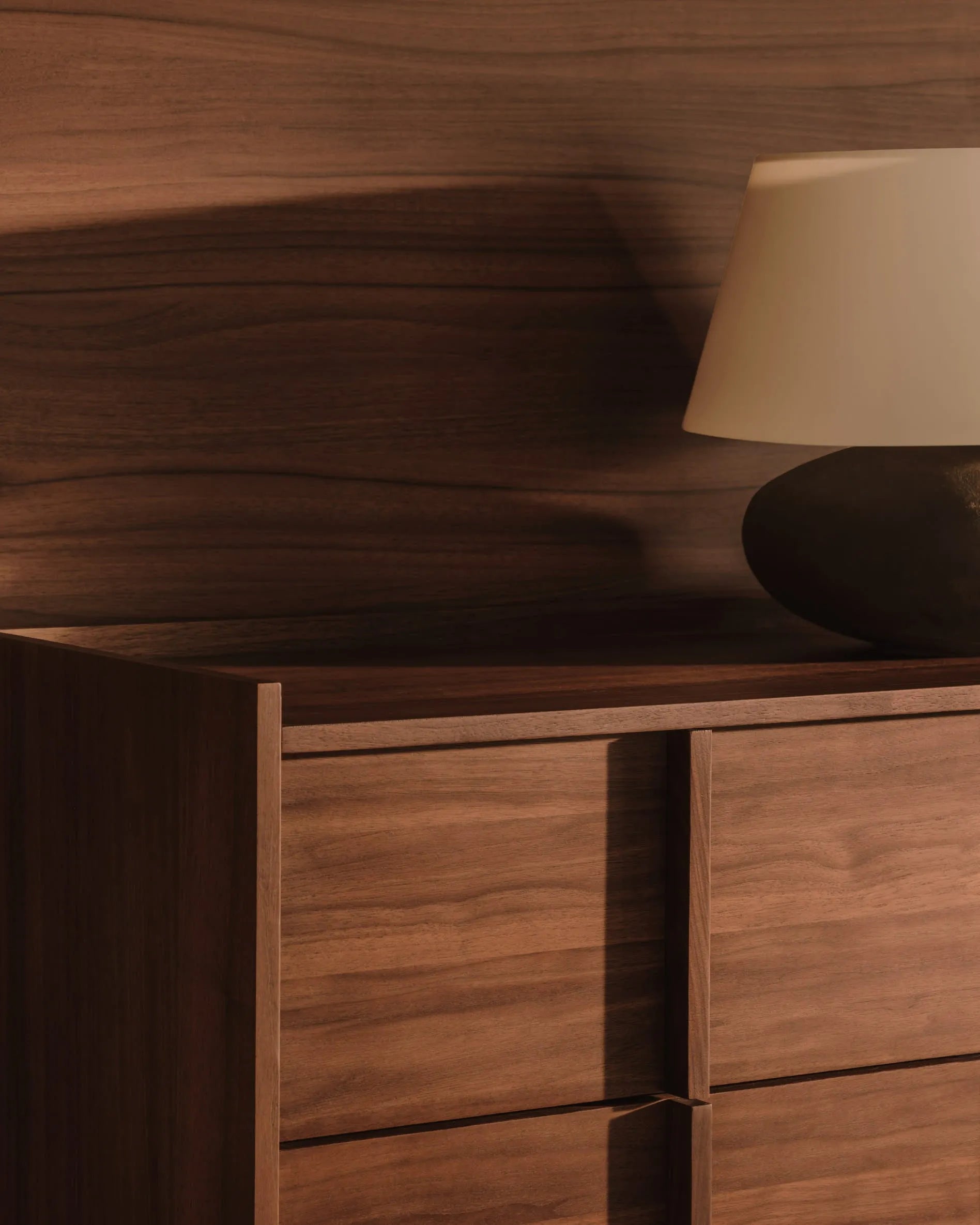Elegante Kommode aus Walnussfurnier mit dunklem Finish, FSC-zertifiziert, bietet stilvollen Stauraum.