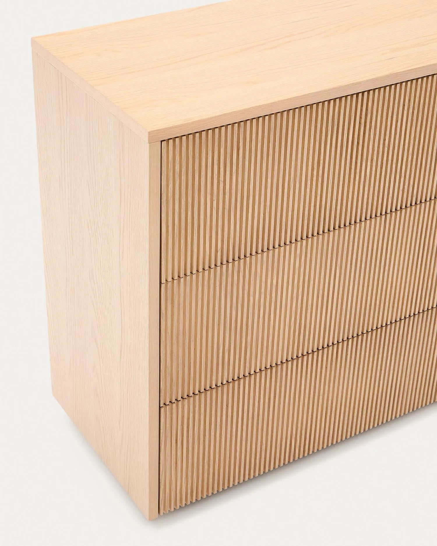 Elegante Kommode aus FSC-zertifiziertem Eichenfurnier, 3 Schubladen, zeitloses Design, vielseitig einsetzbar.