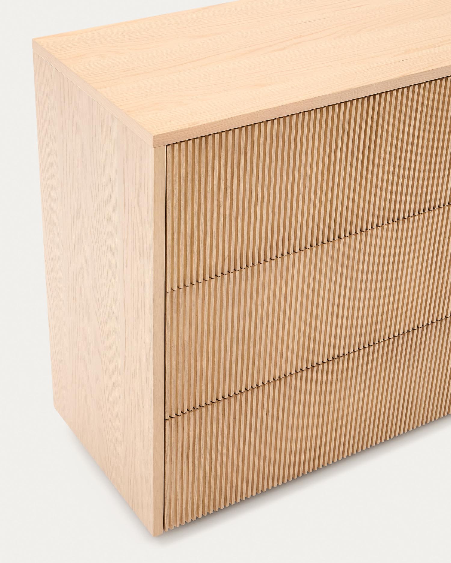 Die Kommode Helvine aus Eichenfurnier mit 3 Schubladen bietet modernes Design und Nachhaltigkeit dank FSC-zertifiziertem Holz.