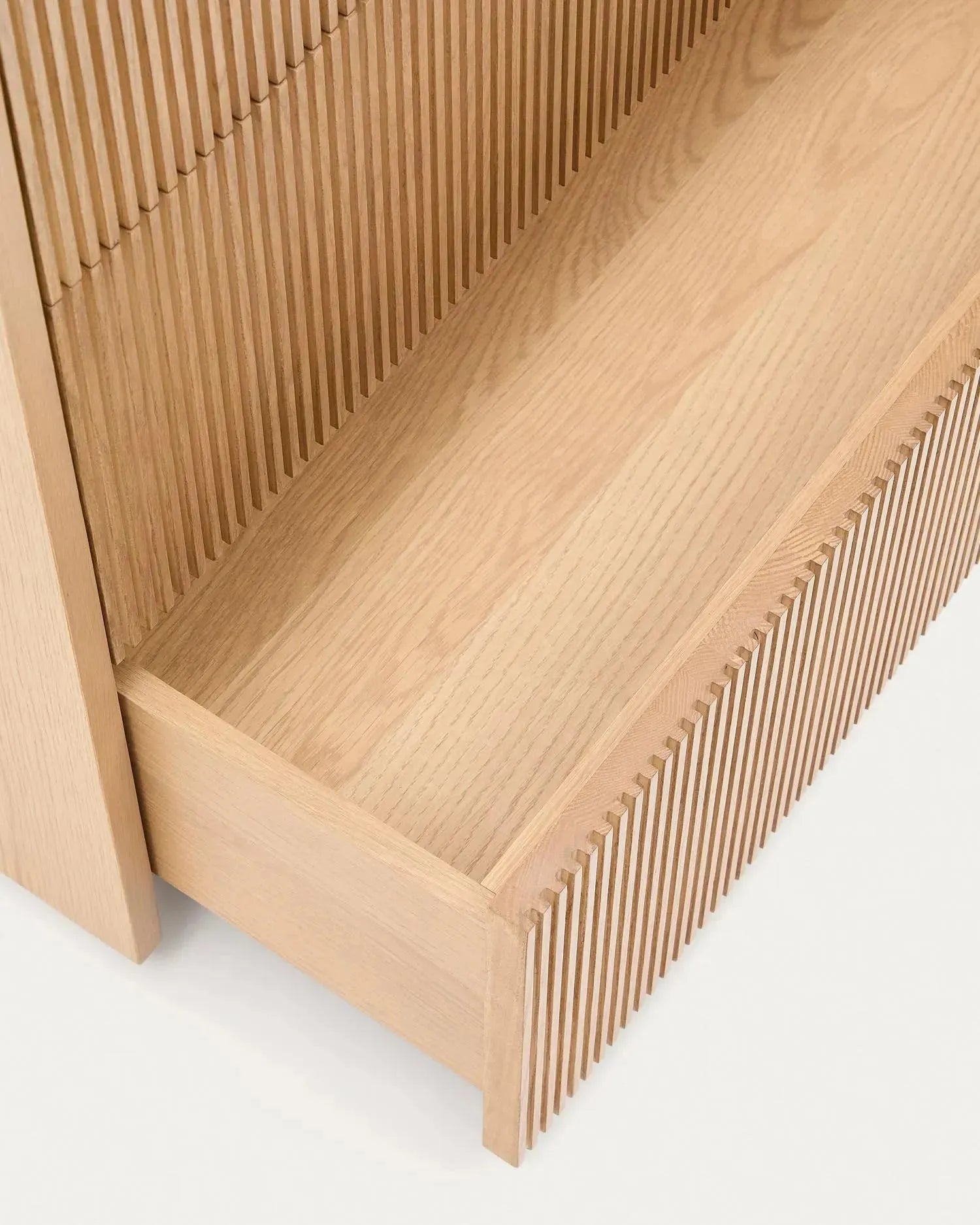 Die Kommode Helvine aus Eichenfurnier mit 3 Schubladen bietet modernes Design und Nachhaltigkeit dank FSC-zertifiziertem Holz.
