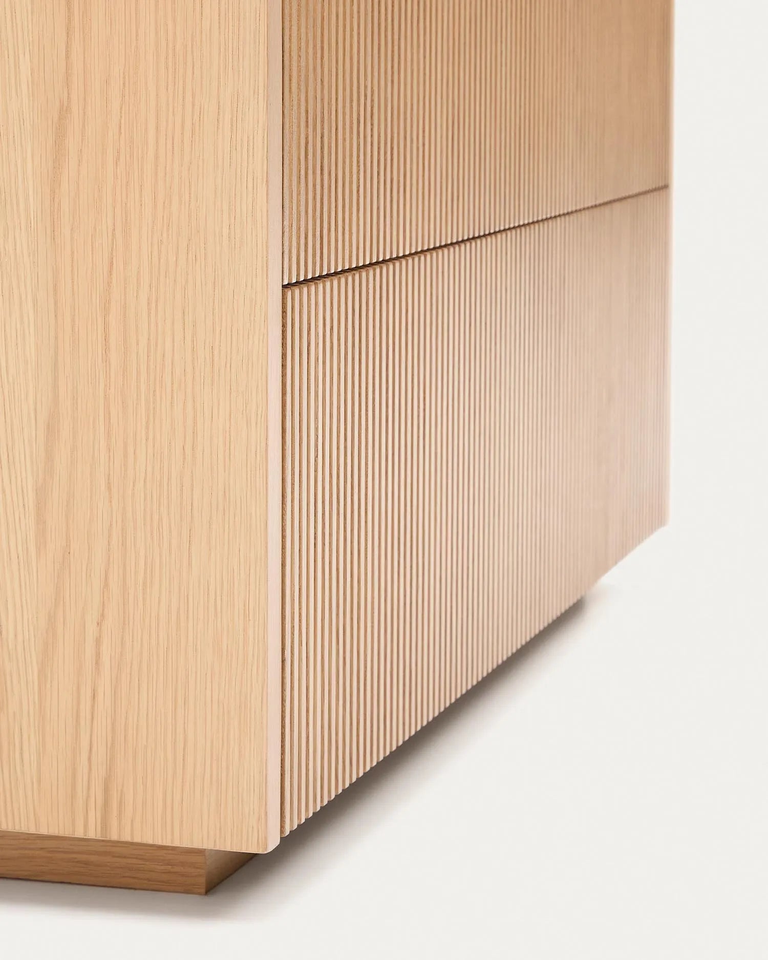 Elegante Kommode aus FSC-zertifiziertem Eichenfurnier, 3 Schubladen, zeitloses Design, vielseitig einsetzbar.
