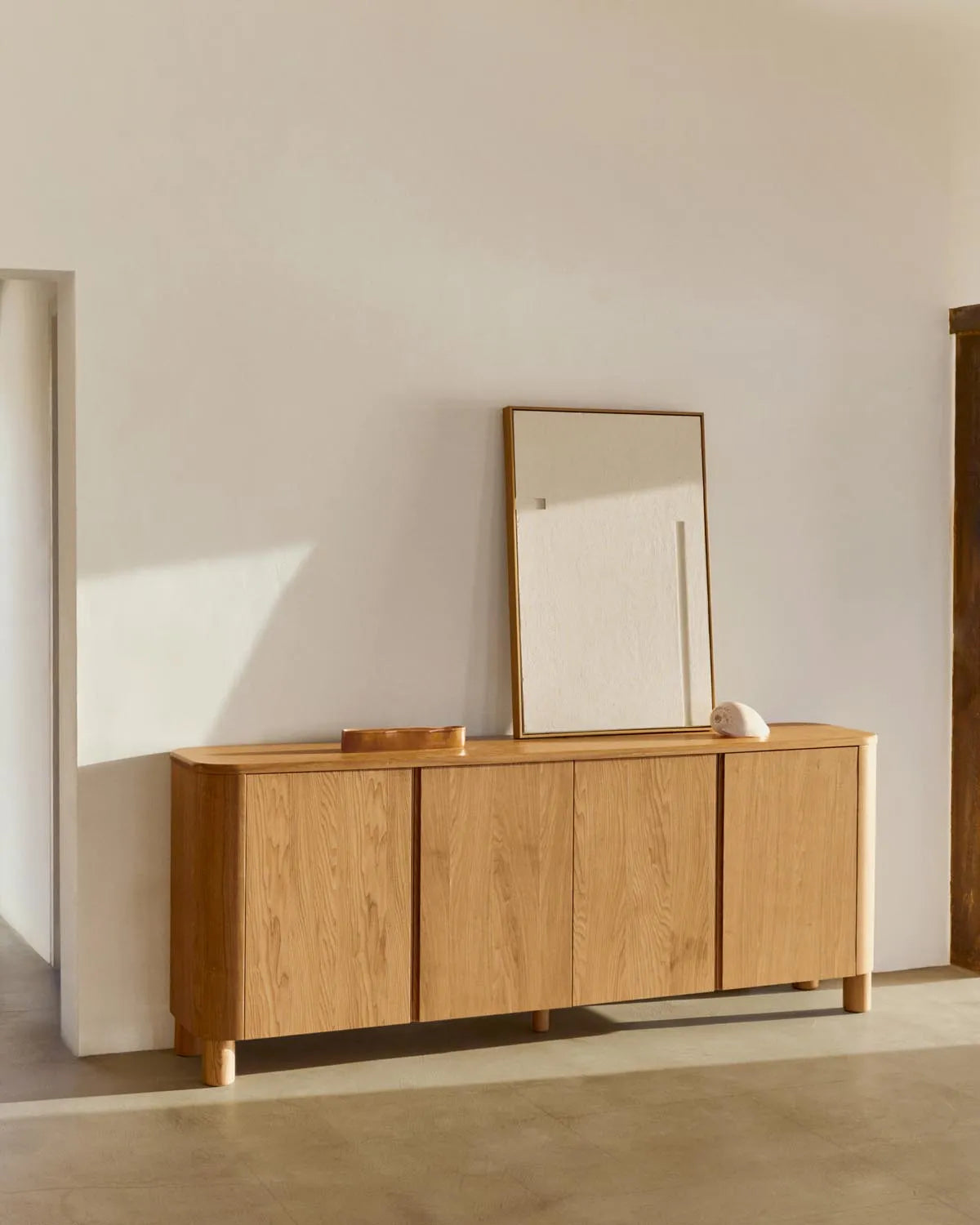 Elegantes Salaya Sideboard aus FSC-zertifiziertem Eschenfurnier.