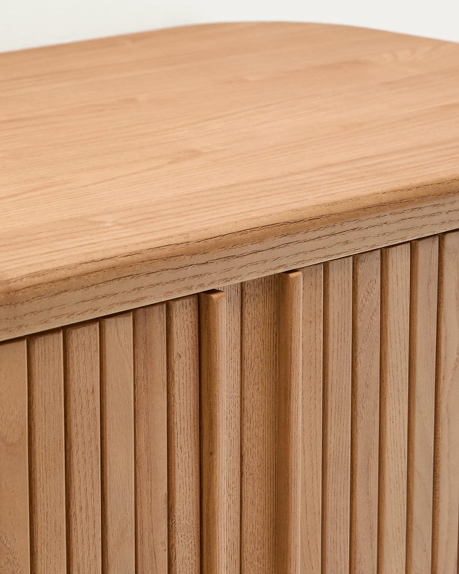 Elegantes Badezimmermöbel aus Eschenfurnier mit natürlichem Finish, 90x45 cm, von Kave Home. Stilvoll und funktional.