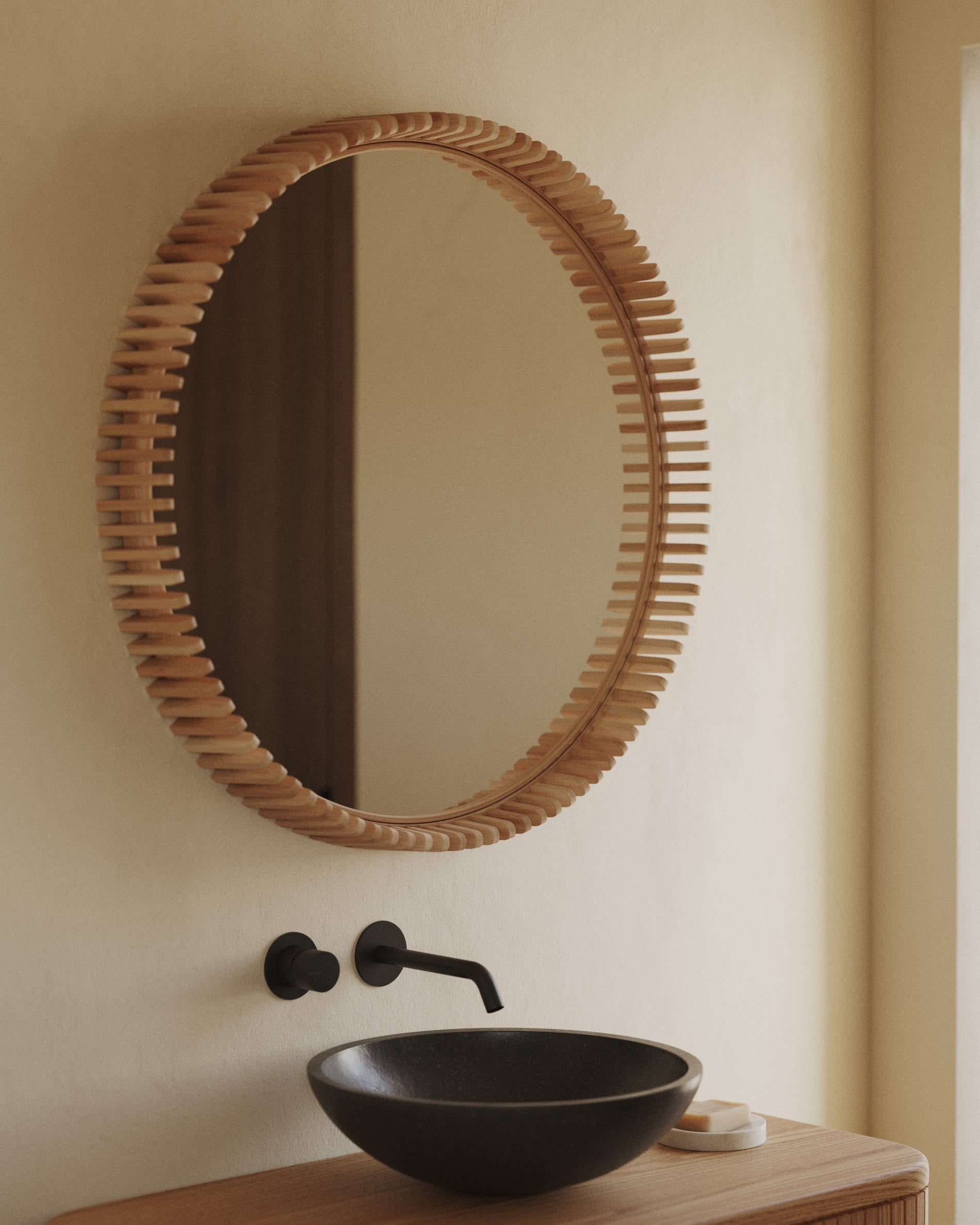 Badezimmermöbel aus Eschenfurnier, naturfarben, 90x45 cm, von Kave Home. Modernes Design, praktisch und hochwertig.