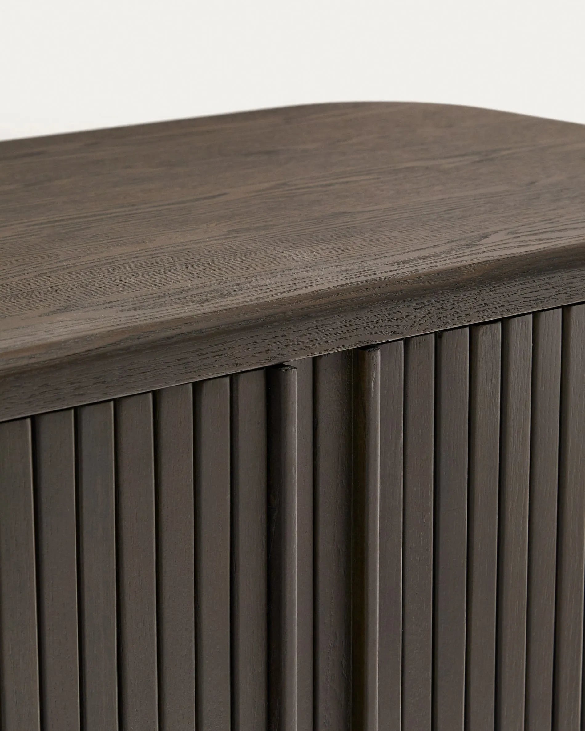 Eleganter Wandschrank aus Eschenfurnier, 90x45 cm, mit dunklem Finish, vereint Stil und Funktionalität im Bad.