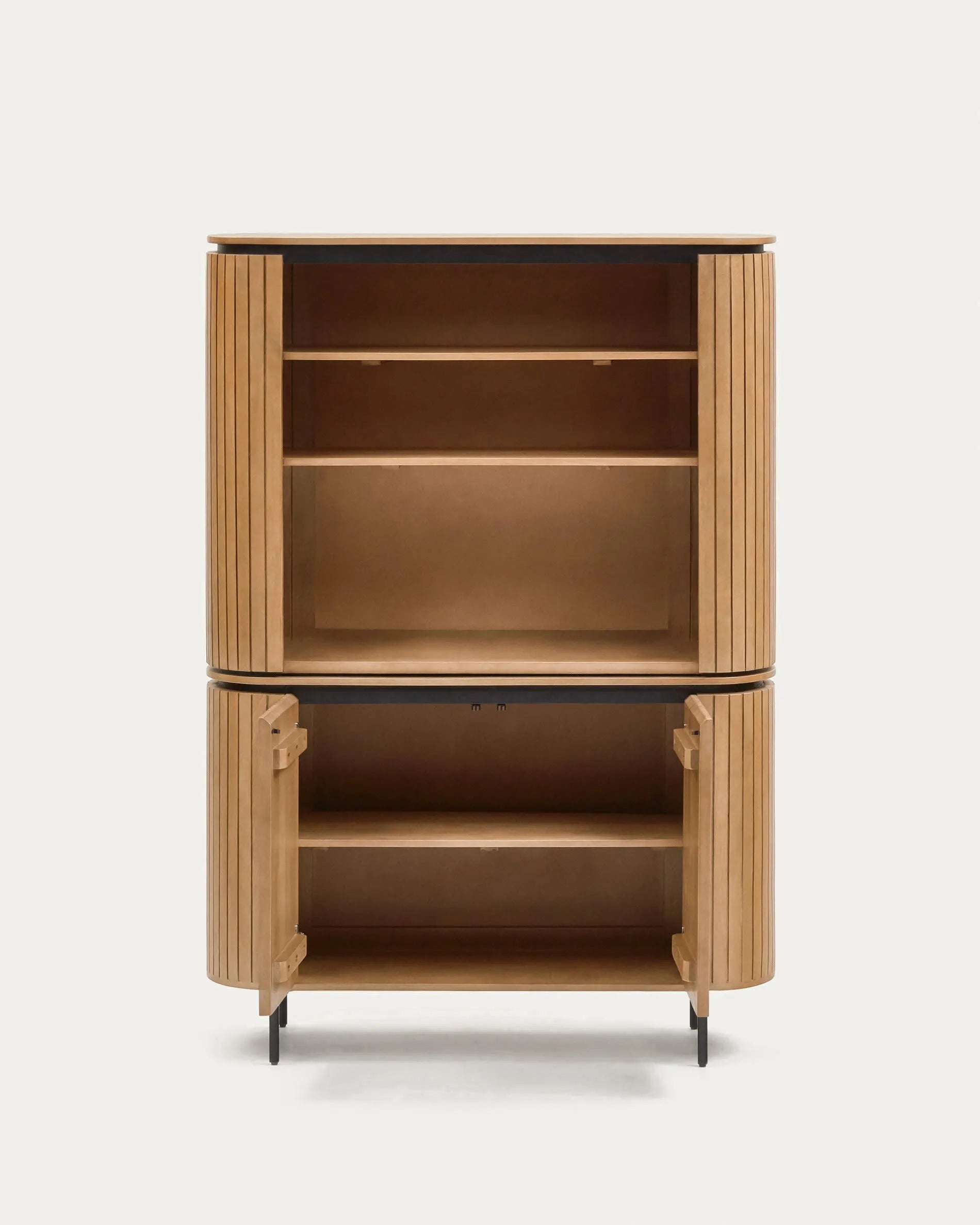Elegante Kommode aus Mangoholz und Metall, bietet großzügigen Stauraum und passt perfekt in moderne Wohnräume.