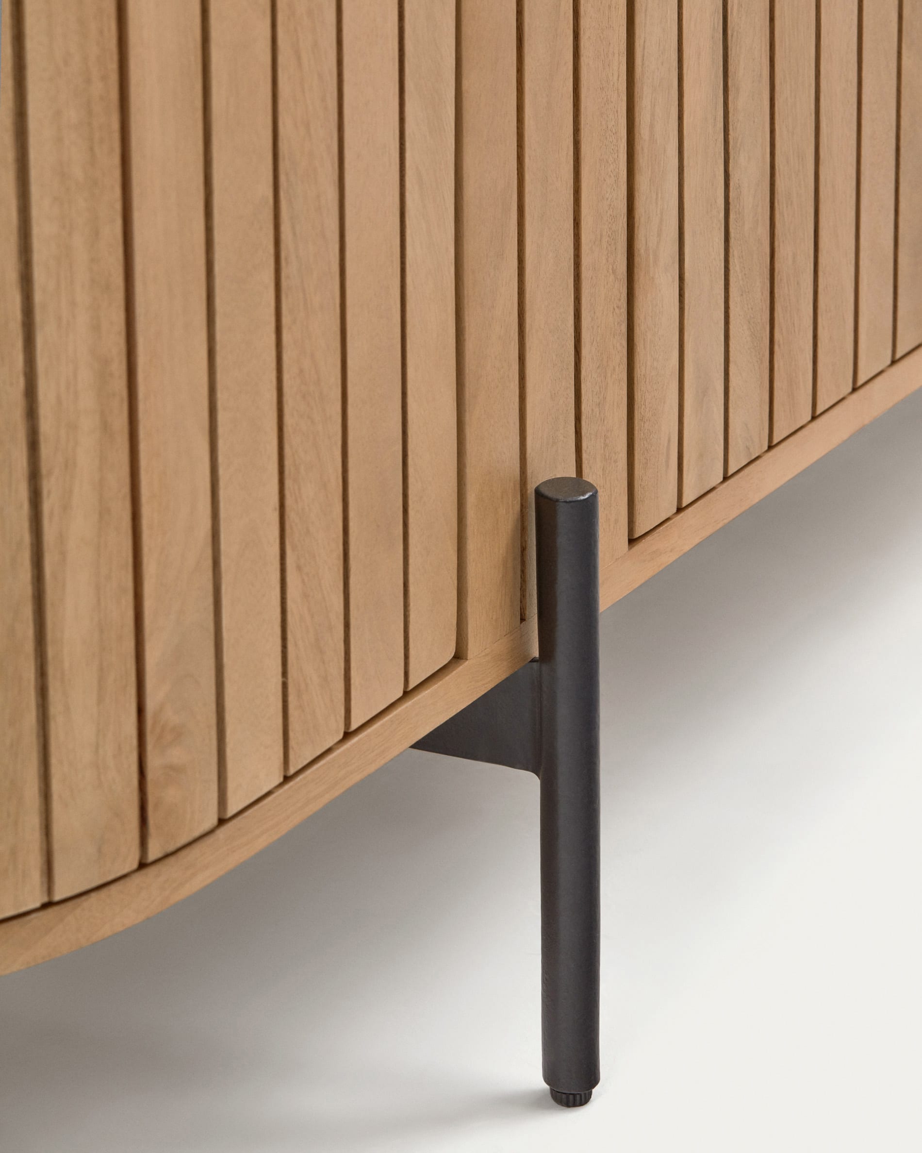 Elegante Kommode aus massivem Mangoholz mit schwarzem Metallrahmen, 2 Türen, 120x170 cm, von Kave Home, stilvoll und robust.