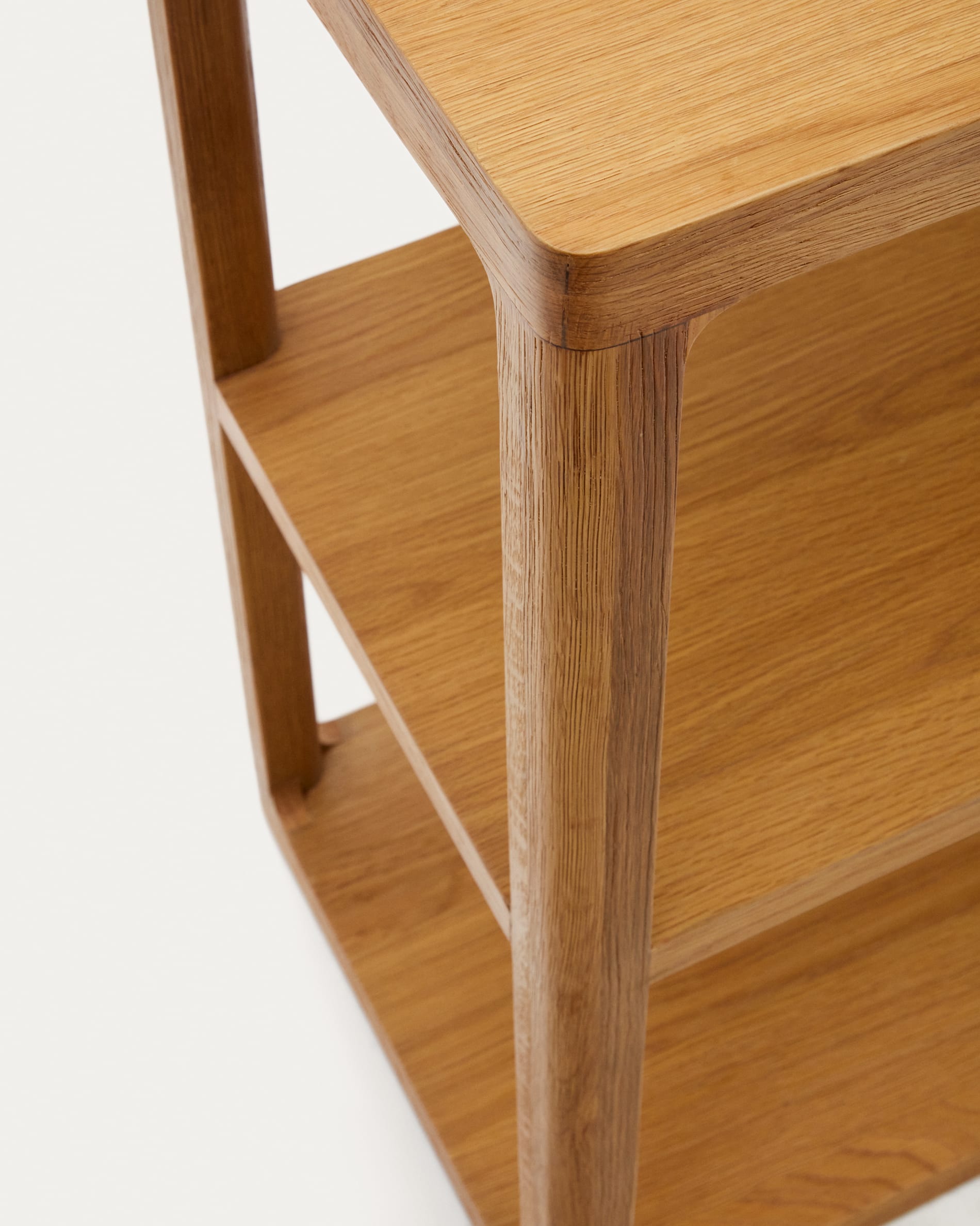 Stilvolles Maymai Regal aus Eichenholz, 180x81 cm, von Kave Home. Ideal für moderne und elegante Einrichtung.