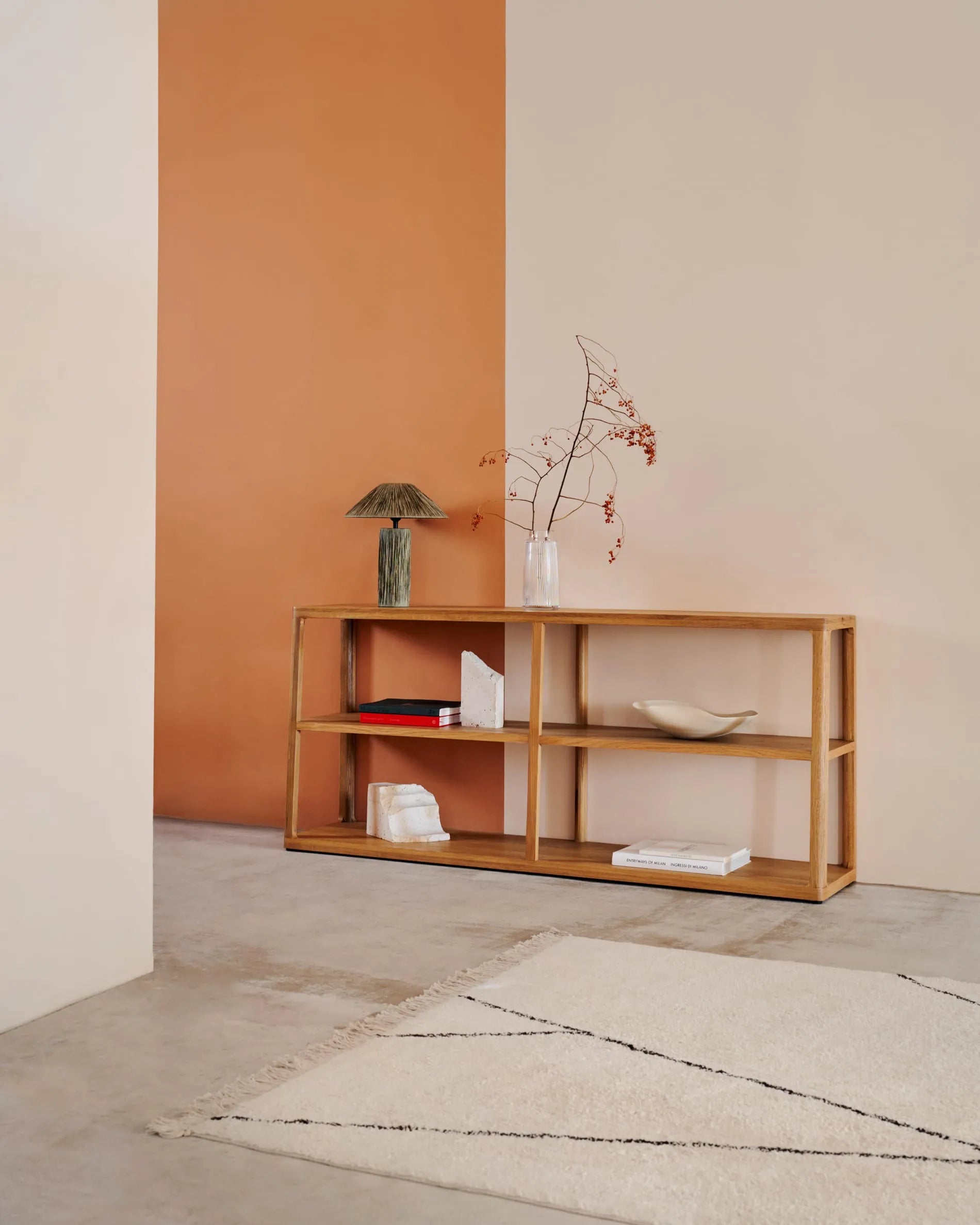 Elegantes Eichenholzregal von Kave Home: Minimalistisch, robust, vielseitig – ideal für Bücher und Deko.