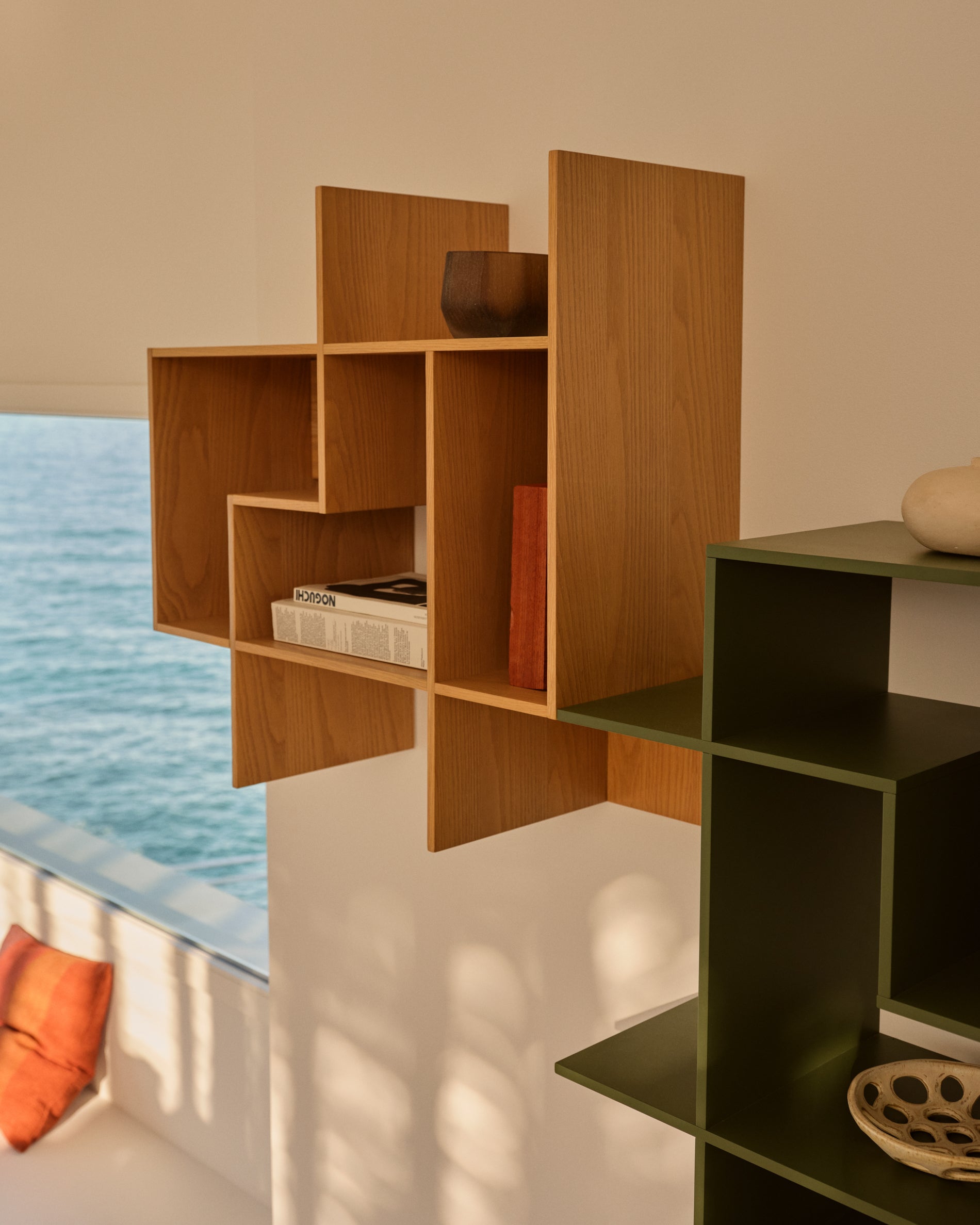 Modularregal Ina aus Eichenfurnier mit Finish in natürlichem Farbton 80 x 80 cm FSC 100% in Natur präsentiert im Onlineshop von KAQTU Design AG. Wandregal ist von Kave Home