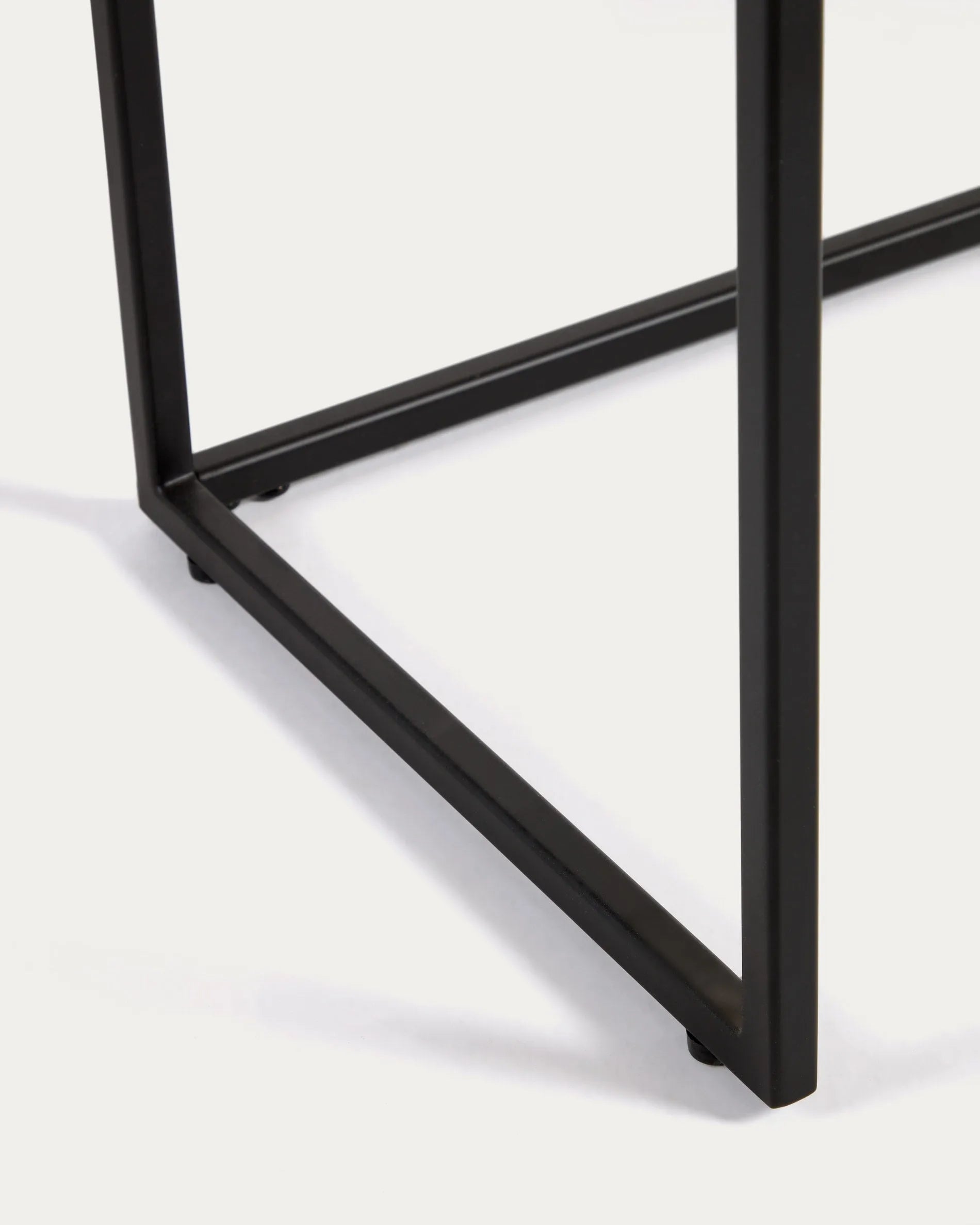 Eleganter Konsolentisch mit warmem Nussholzfurnier und schwarzem Metallgestell, ideal für stilvolle Akzente in jedem Raum.