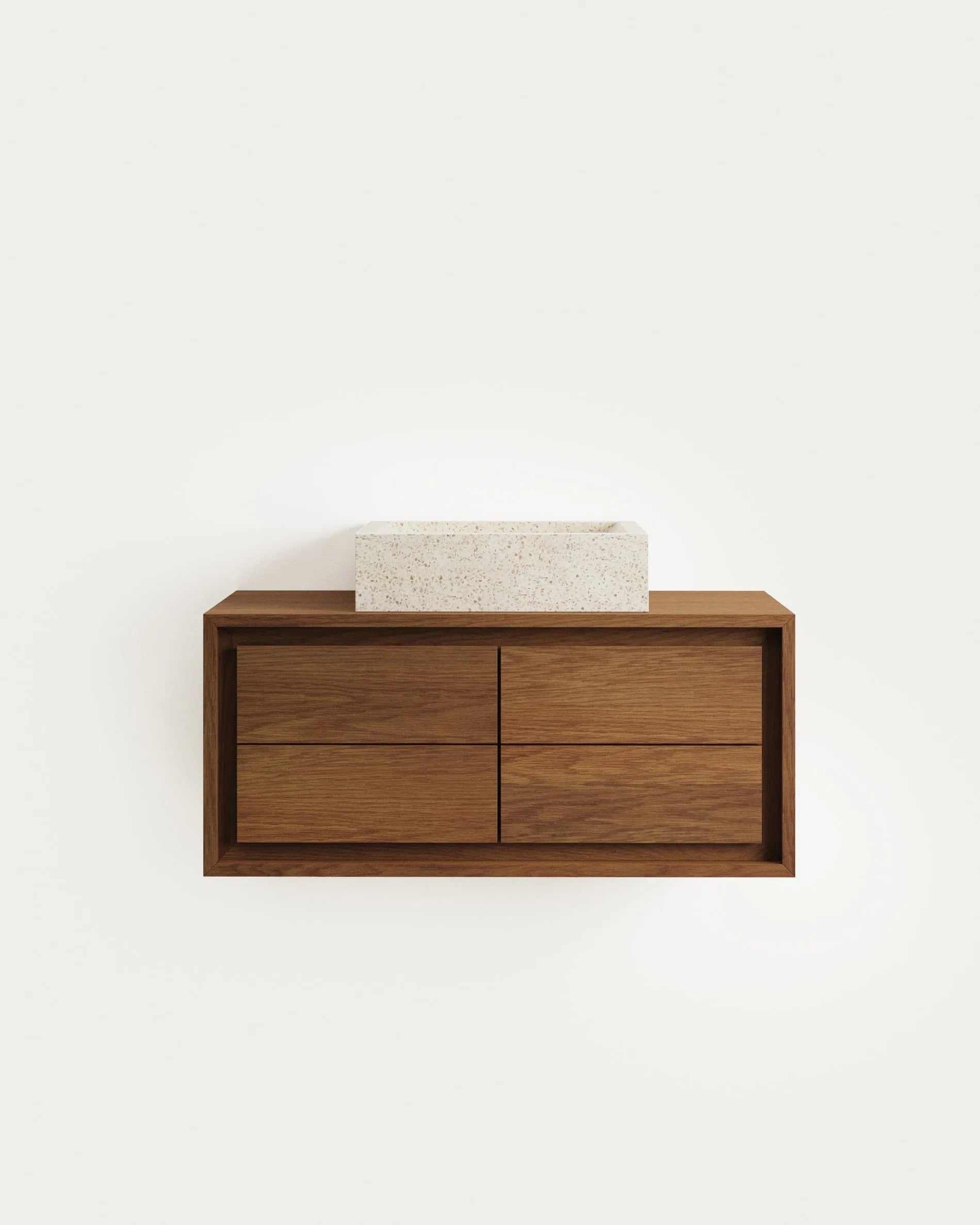 Eleganter Kenta Wandschrank aus Teakholz mit edlem Nussholz-Finish, kompakt und ideal für stilvolle Badezimmer.