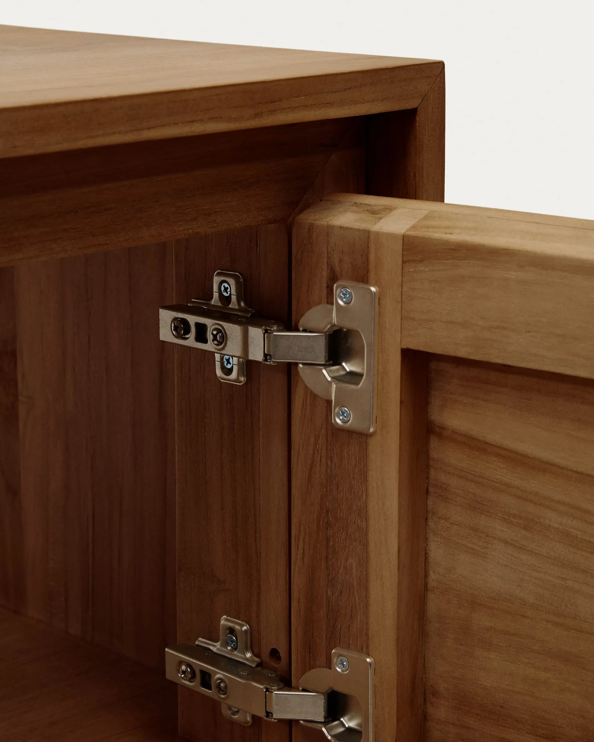 Eleganter Kenta Wandschrank aus Teakholz mit edlem Nussholz-Finish, kompakt und ideal für stilvolle Badezimmer.