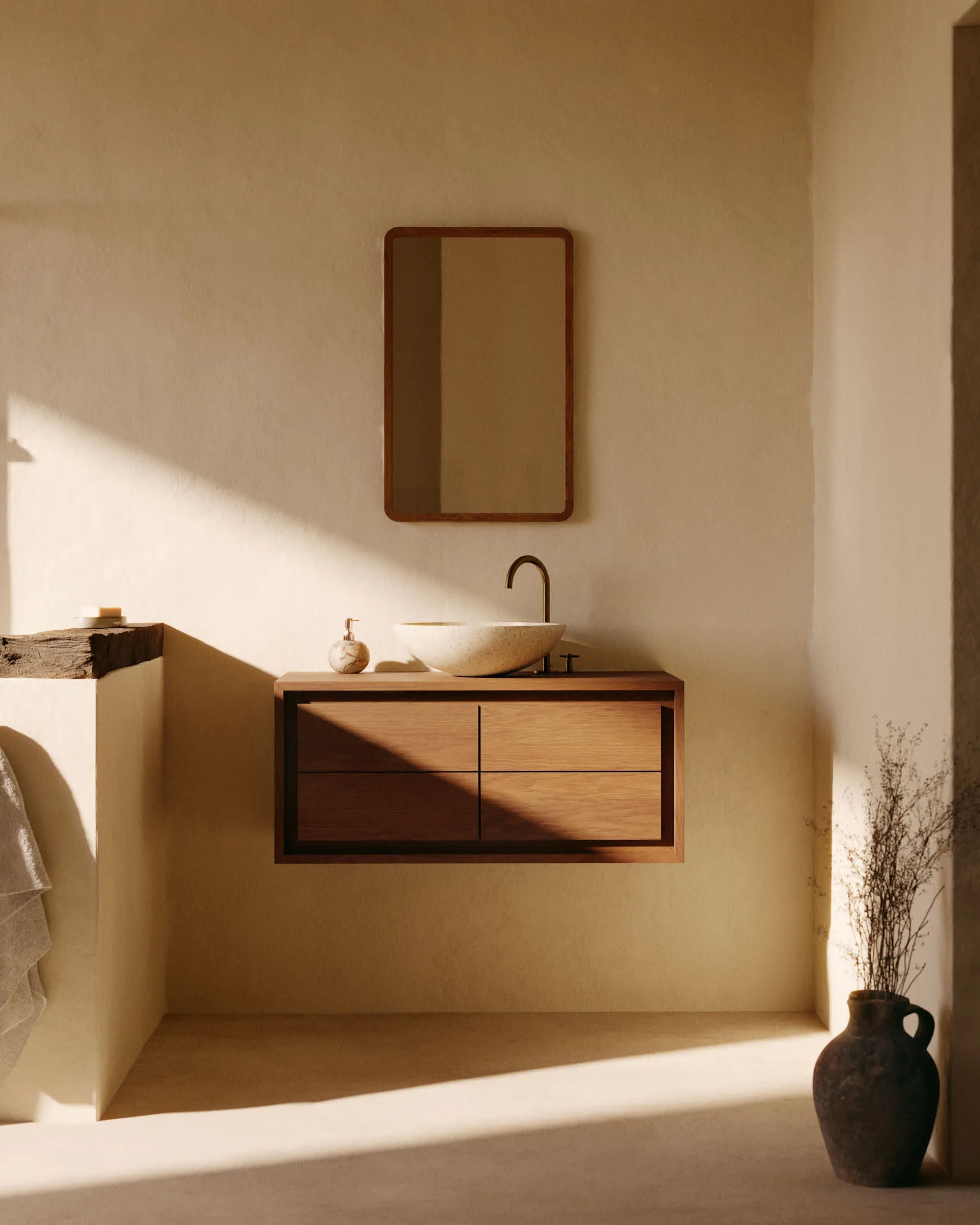 Eleganter Kenta Wandschrank aus Teakholz mit edlem Nussholz-Finish, kompakt und ideal für stilvolle Badezimmer.
