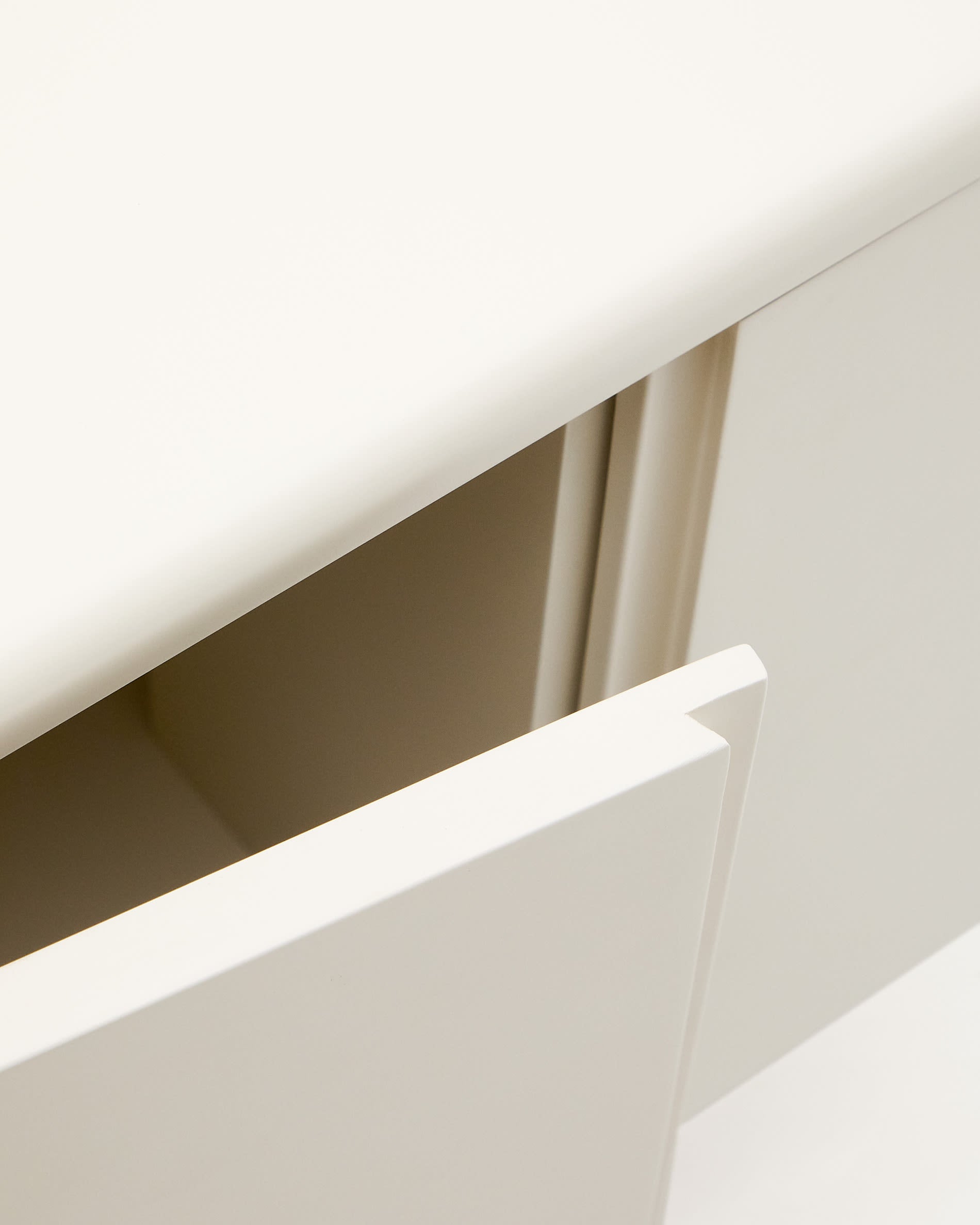 Gestalten Sie Ihr Badezimmer mit dem Salaya Wandschrank von Kave Home: 90x45 cm, aus langlebigem Eschenschichtholz, in warmem Beige für eine einladende Atmosphäre.