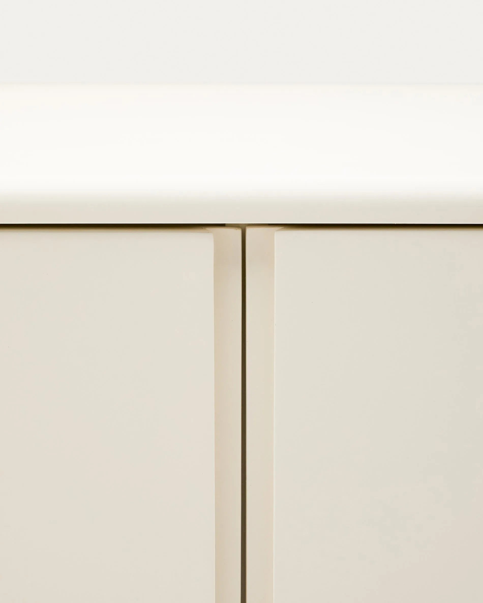 Eleganter Wandschrank aus Eschenschichtholz, beige lackiert, 90x45 cm, bietet stilvollen Stauraum für Ihr Badezimmer.