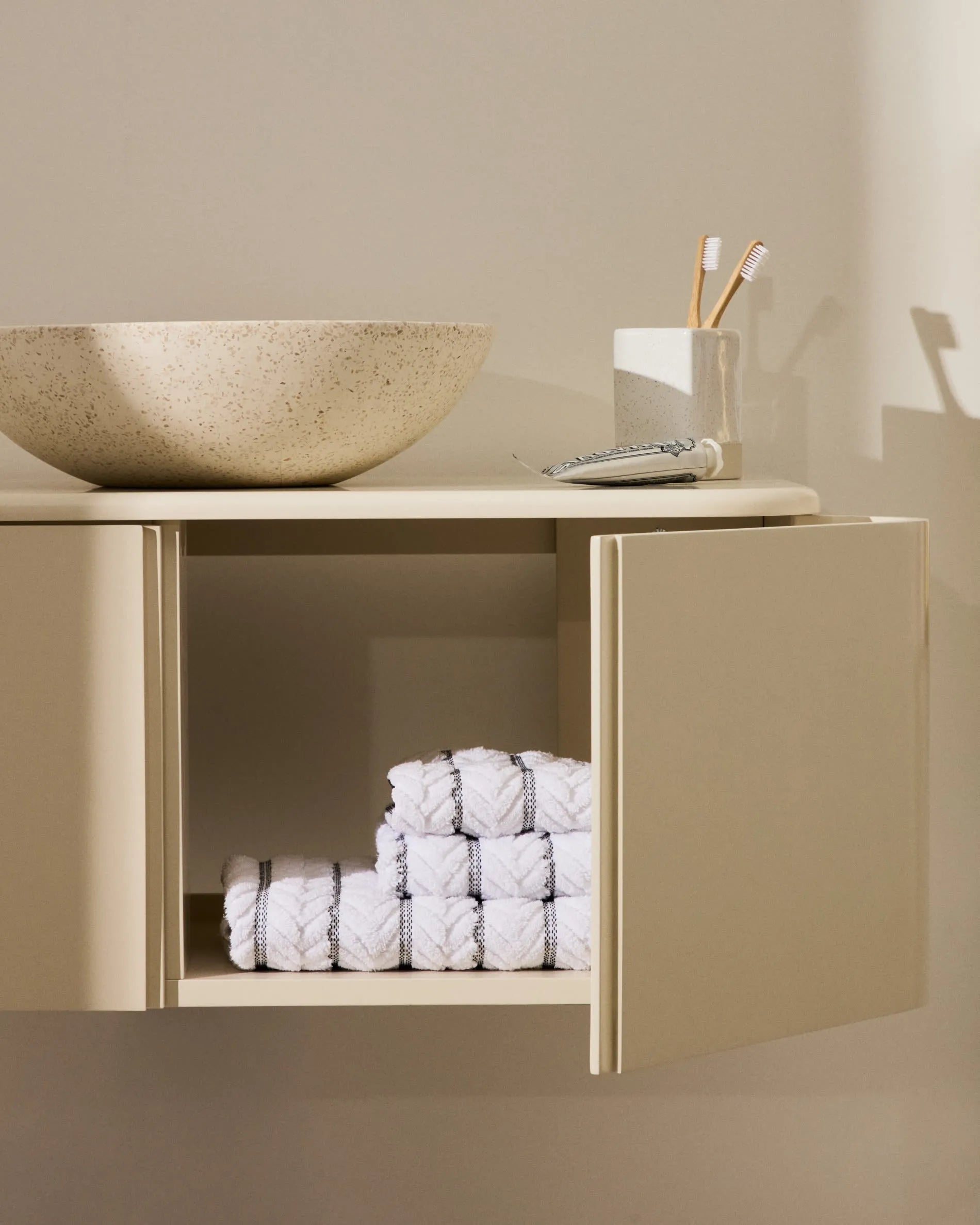 Eleganter Wandschrank aus Eschenschichtholz, beige lackiert, 90x45 cm, bietet stilvollen Stauraum für Ihr Badezimmer.