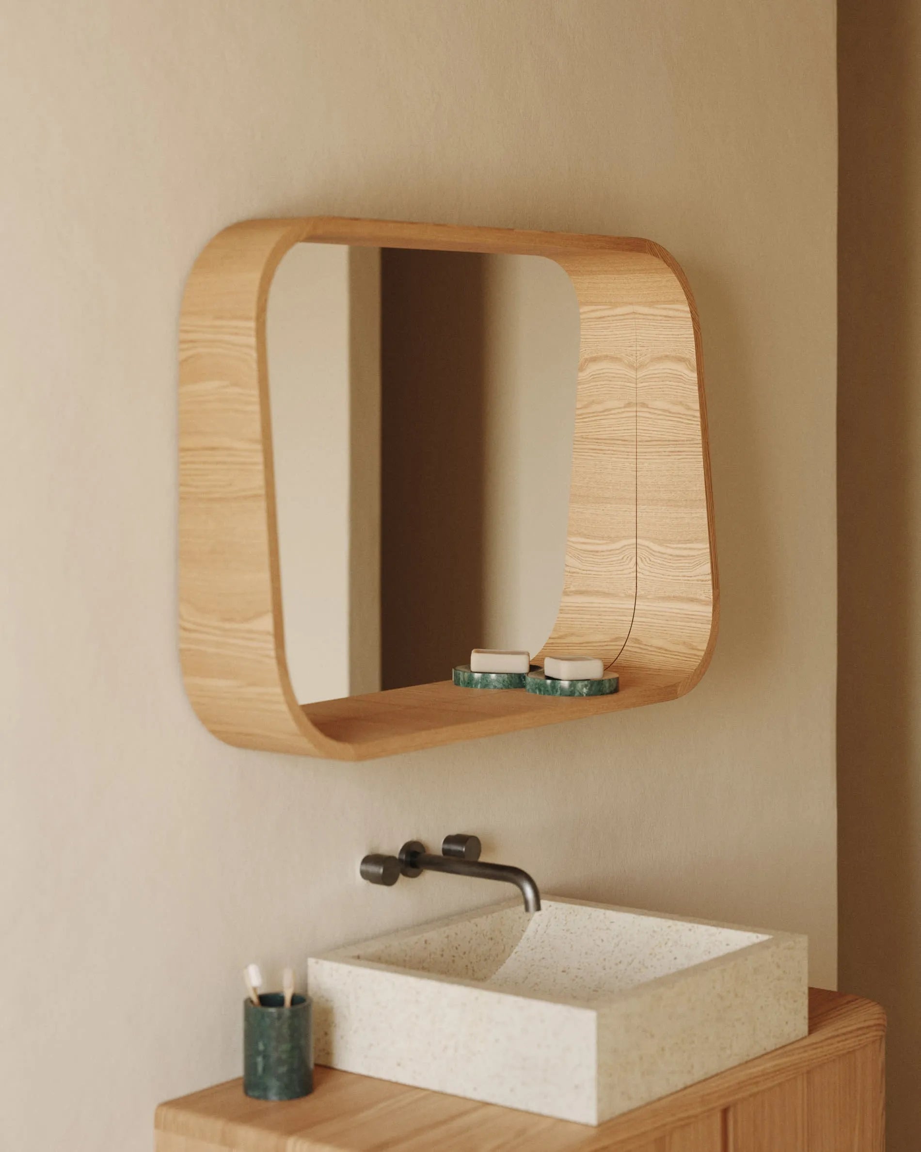 Eleganter Wandschrank aus Eschensperrholz, 90x45 cm, naturfarben, ideal für stilvolle und funktionale Badezimmer.