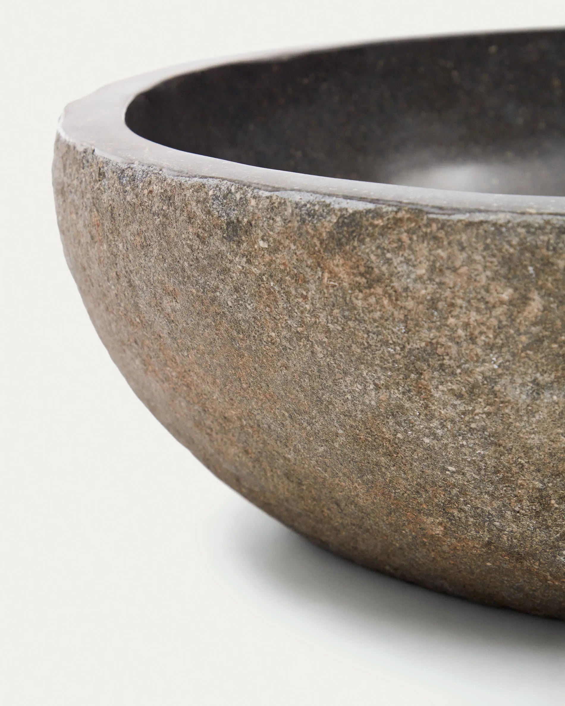 Das Tetsu Aufsatzwaschbecken aus Naturstein, Ø 40 cm, vereint zeitlose Eleganz und Funktionalität für Ihr modernes Badezimmer.