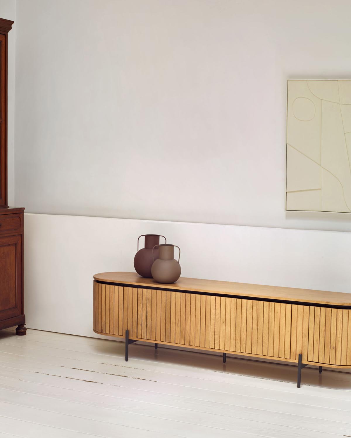 Licia TV-Möbel: Massives Mangoholz trifft auf schwarzes Metall, 200x55 cm.