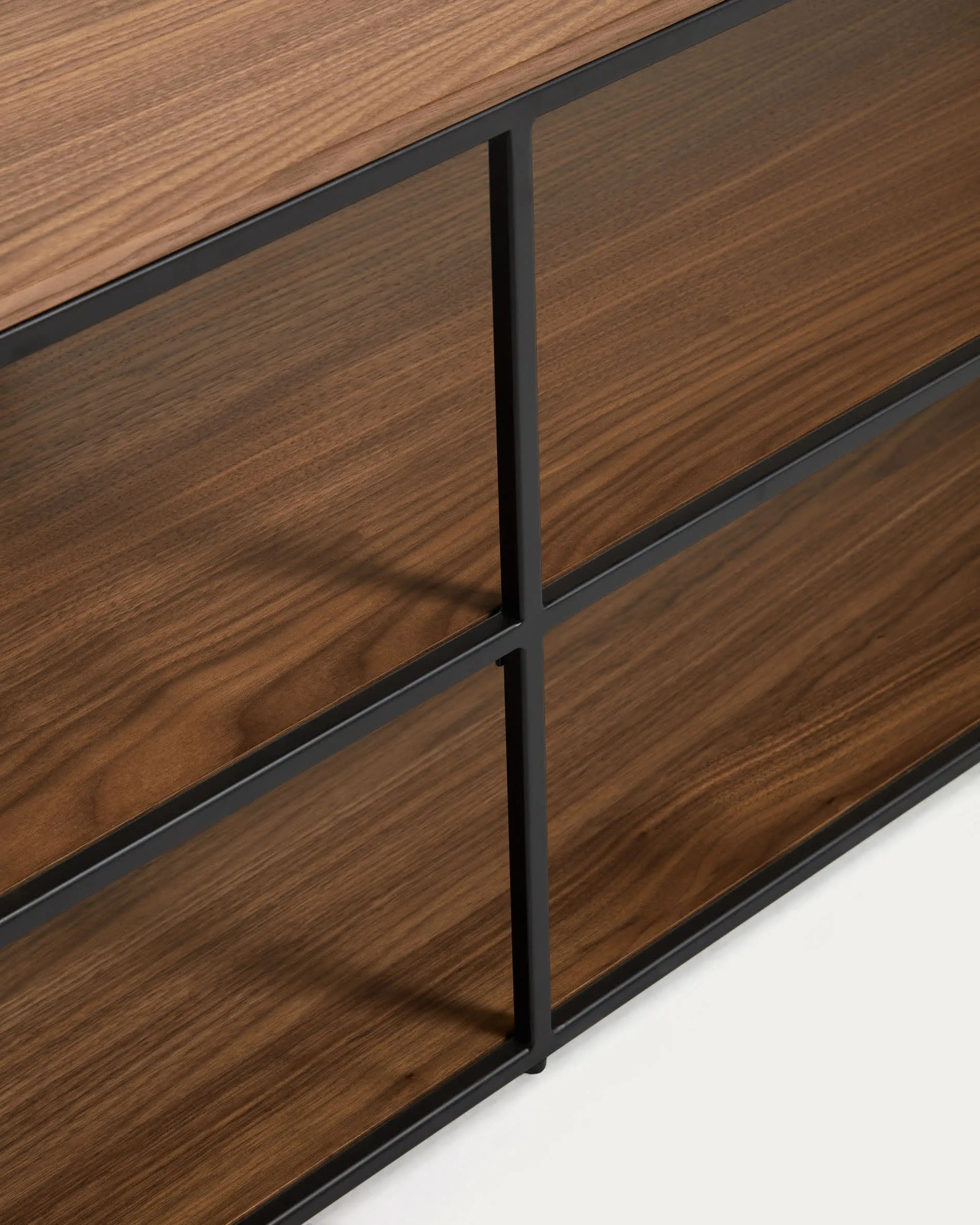 Elegantes TV-Möbel aus Nussholzfurnier und schwarzem Metall, 160x40 cm, vereint Stil und Funktionalität für Ihr Wohnzimmer.