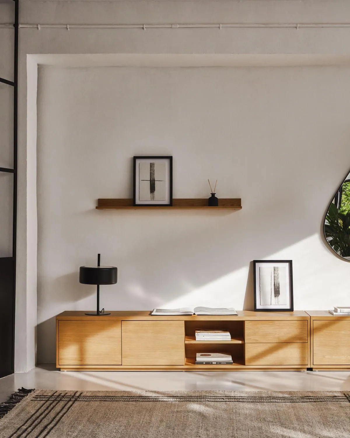 Eleganter TV-Schrank mit 2 Türen, 2 Schubladen, Eichenfurnier und umweltfreundlichem MDF für stilvolle Ordnung.
