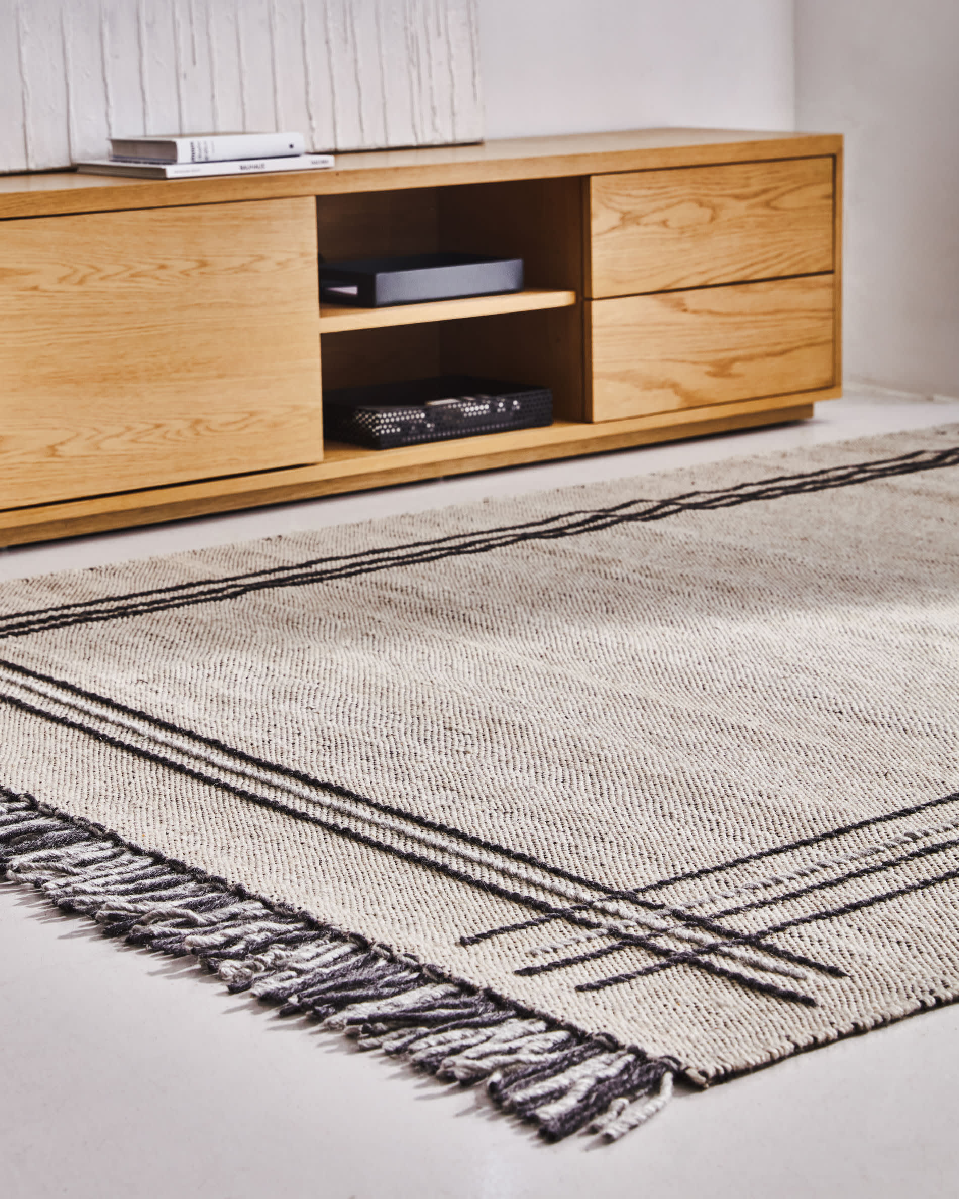 Moderner TV-Schrank aus nachhaltigem Eichenfurnier, 1 Tür, 2 Schubladen, 150x44 cm, stilvoll und funktional für Ihr Zuhause.