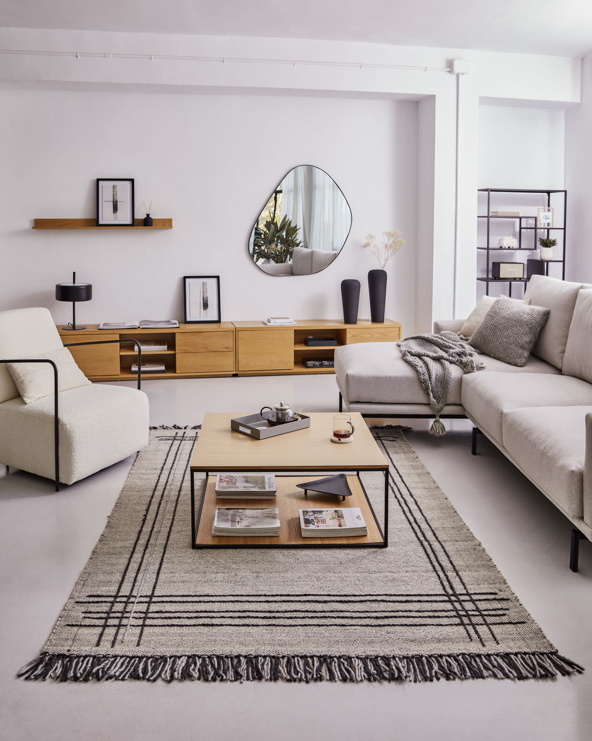 Moderner TV-Schrank aus nachhaltigem Eichenfurnier, 1 Tür, 2 Schubladen, 150x44 cm, perfekt für stilvolle Wohnräume.