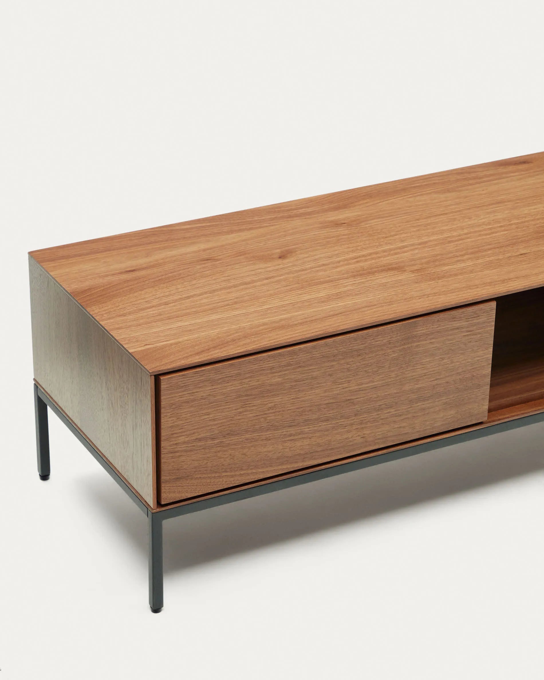 Eleganter TV-Schrank aus Nussholzfurnier mit schwarzen Stahlbeinen, bietet stilvollen Stauraum und passt in jeden modernen Wohnraum.