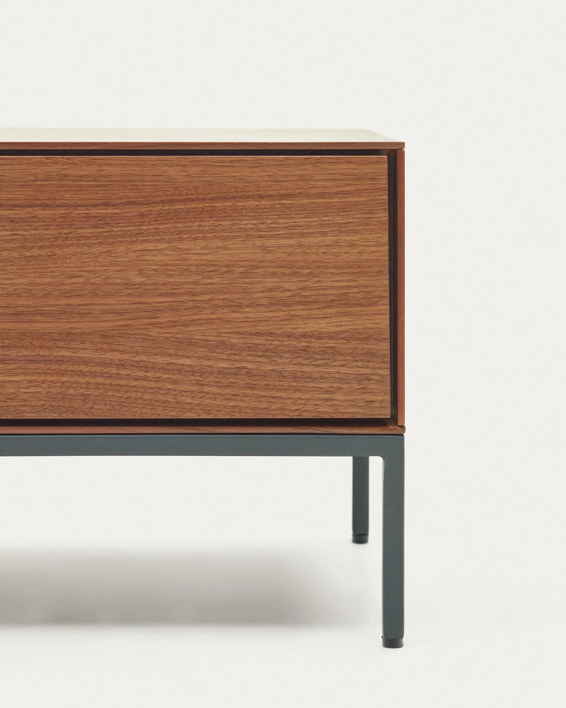 Eleganter TV-Schrank aus Nussholzfurnier mit schwarzen Stahlbeinen, bietet stilvollen Stauraum und passt in jeden modernen Wohnraum.