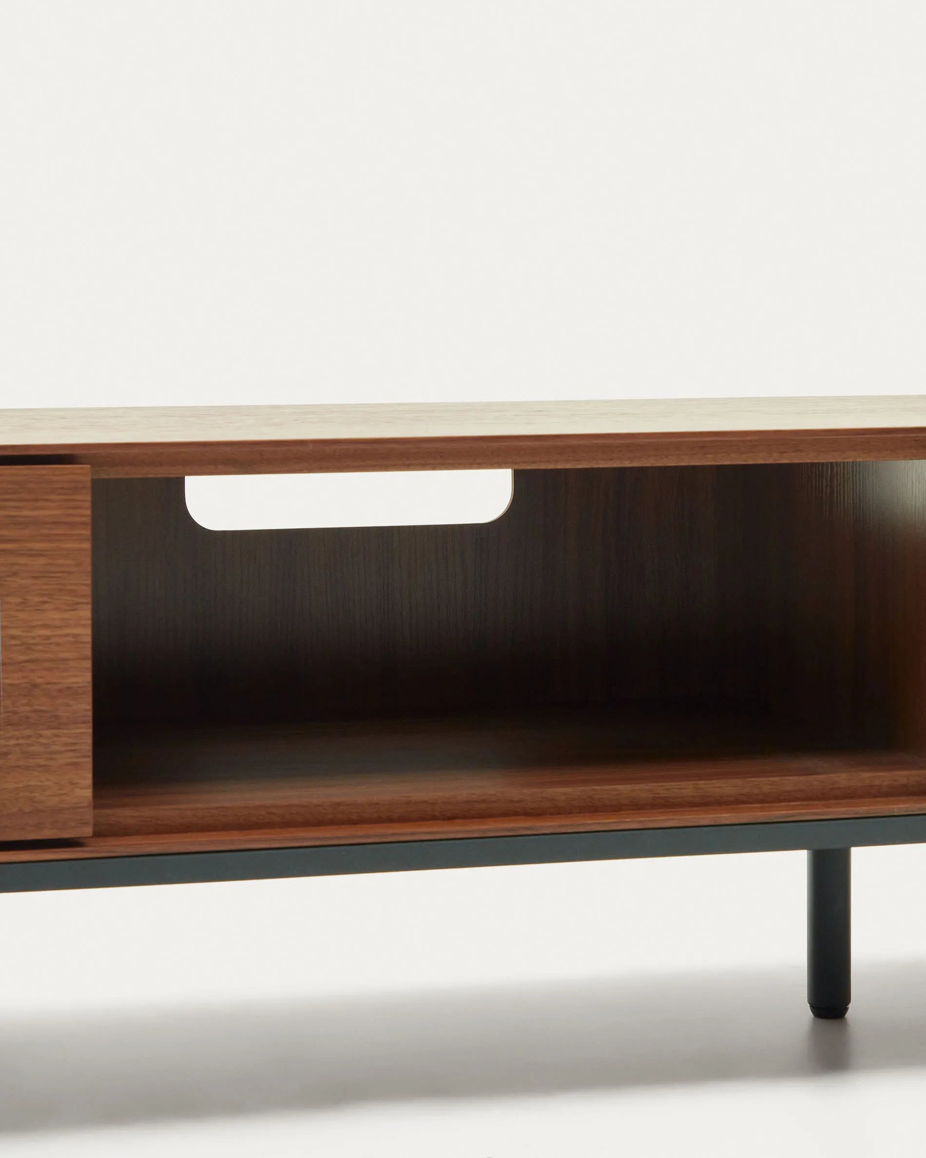 Eleganter TV-Schrank aus Nussholzfurnier mit schwarzen Stahlbeinen, bietet stilvollen Stauraum und passt in jeden modernen Wohnraum.