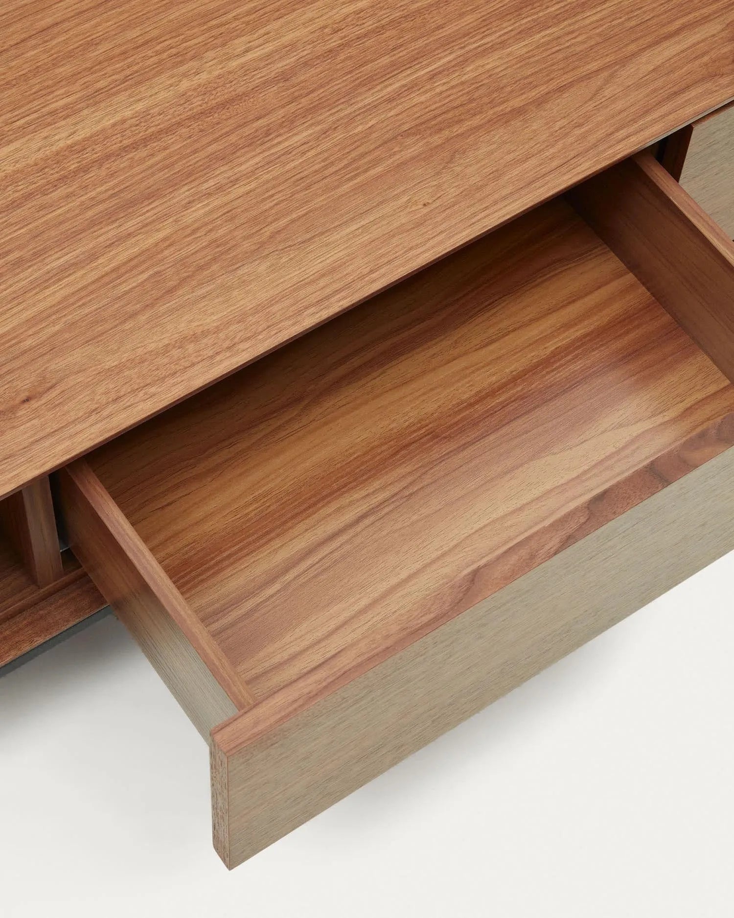 Eleganter TV-Schrank aus Nussholzfurnier mit schwarzen Stahlbeinen, bietet stilvollen Stauraum und passt in jeden modernen Wohnraum.