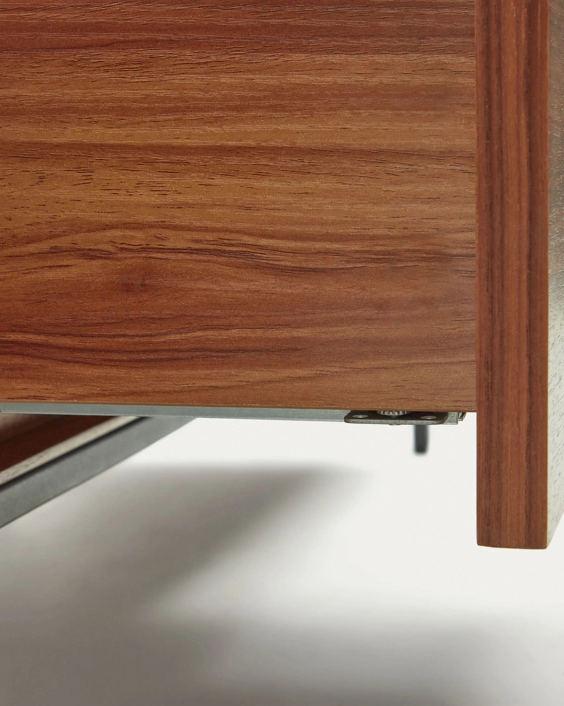 Eleganter TV-Schrank aus Nussholzfurnier mit schwarzen Stahlbeinen, bietet stilvollen Stauraum und passt in jeden modernen Wohnraum.
