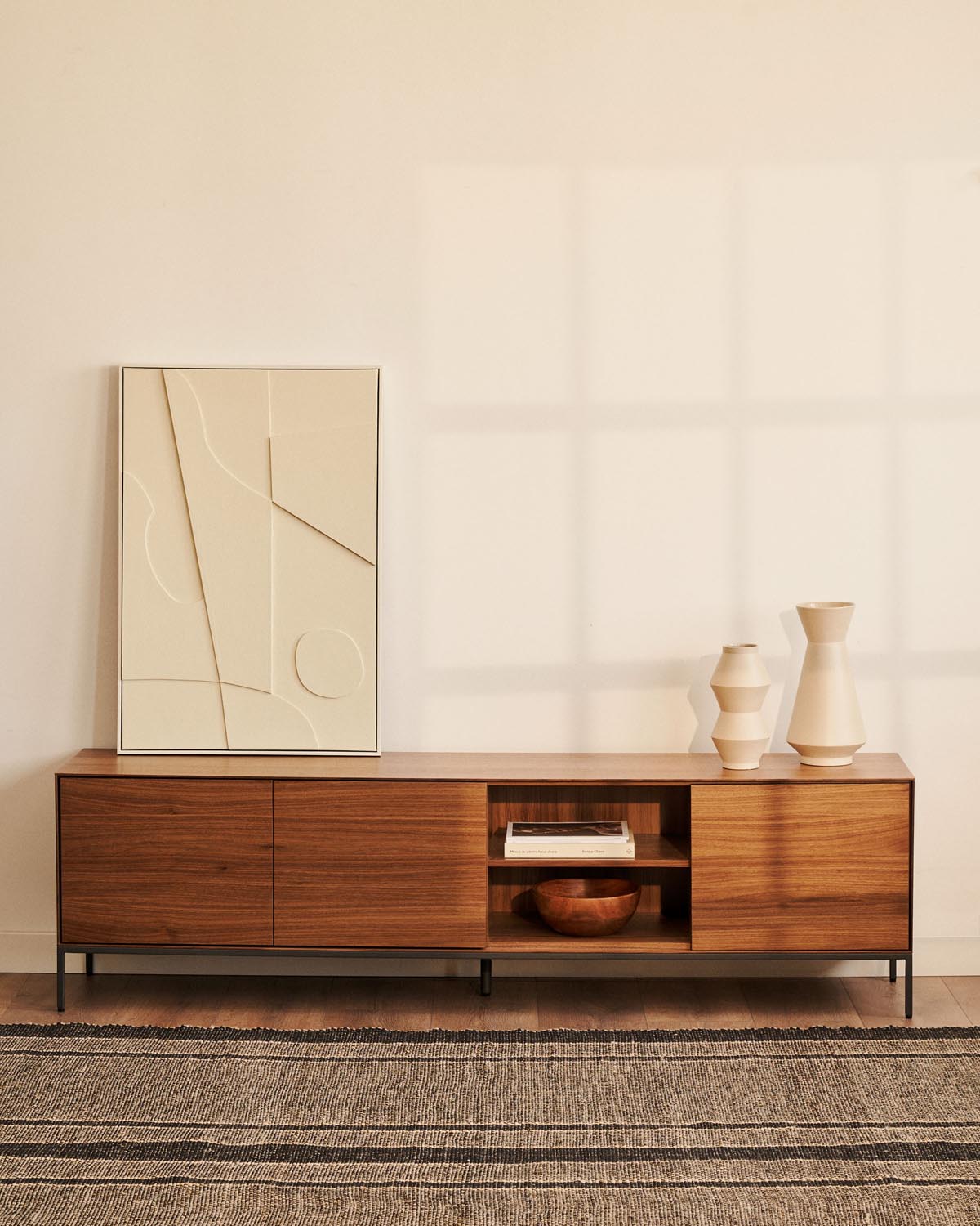 TV-Schrank Vedrana 3 Türen aus Nussholzfurnier und Stahlbeine in Schwarz 195 x 55 cm