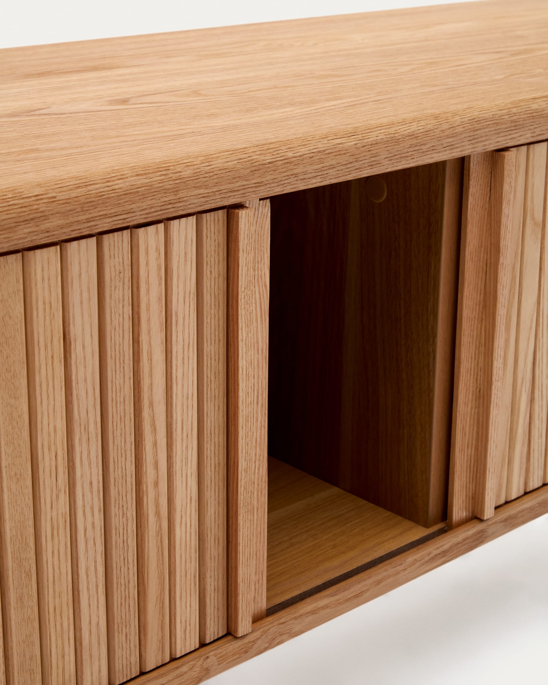 TV-Möbel Mailen, 120x50 cm, aus Eschenfurnier mit natürlichem Finish, 2 Türen, ideal für stilvolle und moderne Wohnräume.