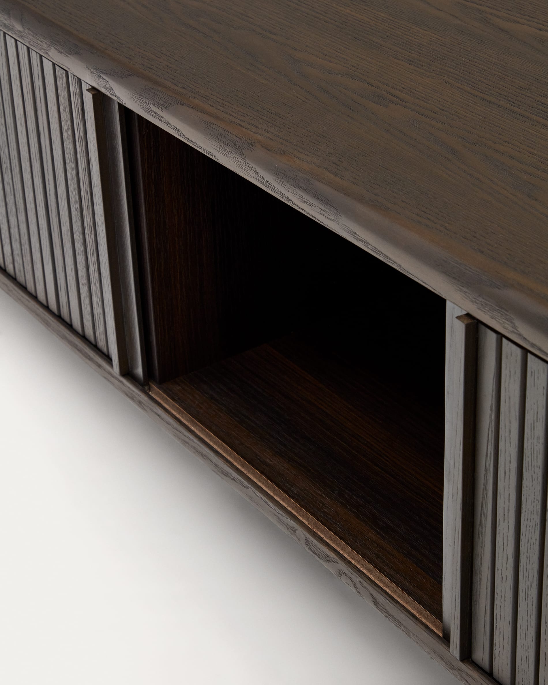 TV-Möbel aus Eschenfurnier mit dunklem Finish, 2 Türen, 120x50 cm, von Kave Home. Modernes Design und praktische Aufbewahrung.