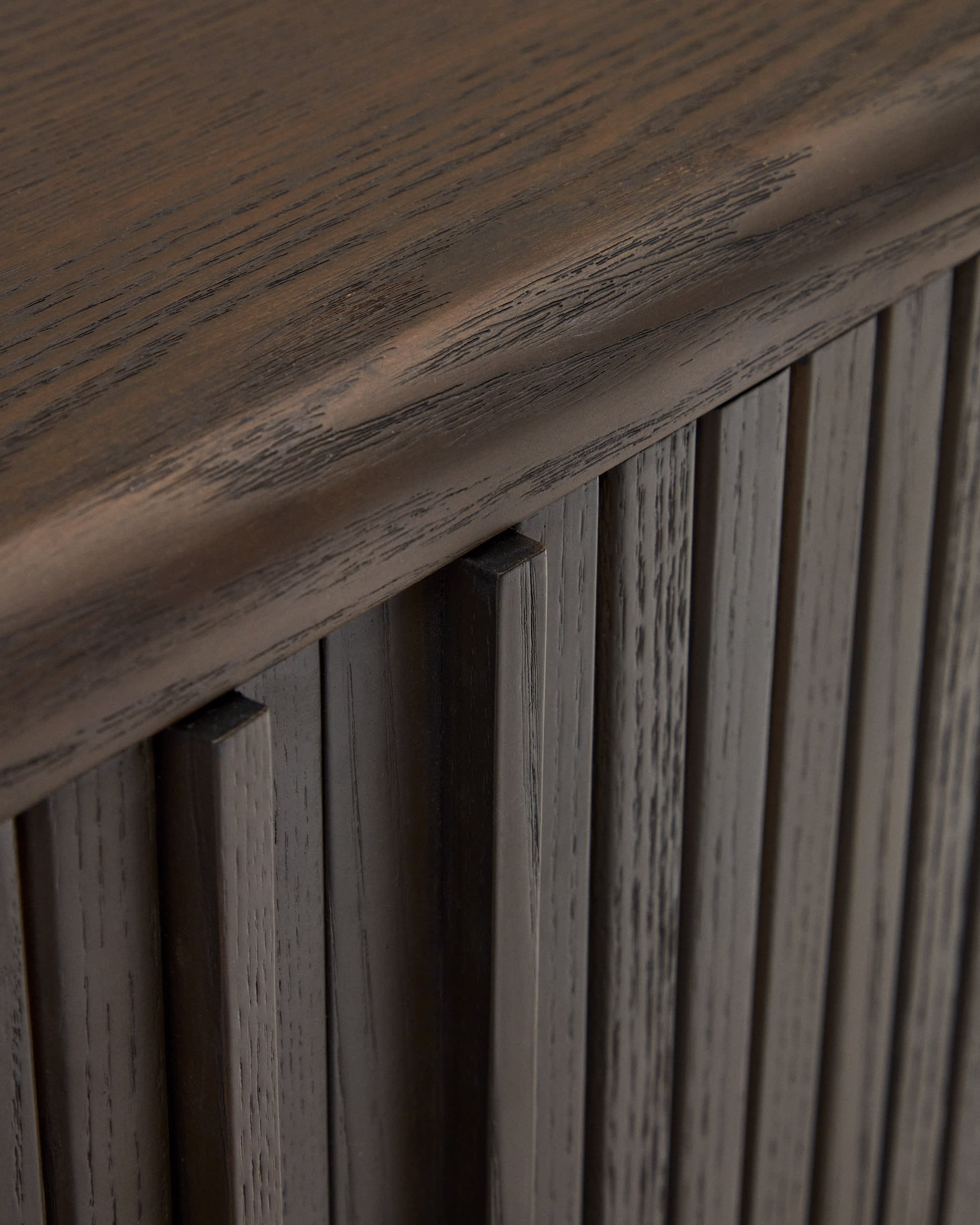Elegantes TV-Möbel aus Eschenfurnier mit dunklem Finish, 2 Türen, 120x50 cm, von Kave Home. Stilvoll und funktional.