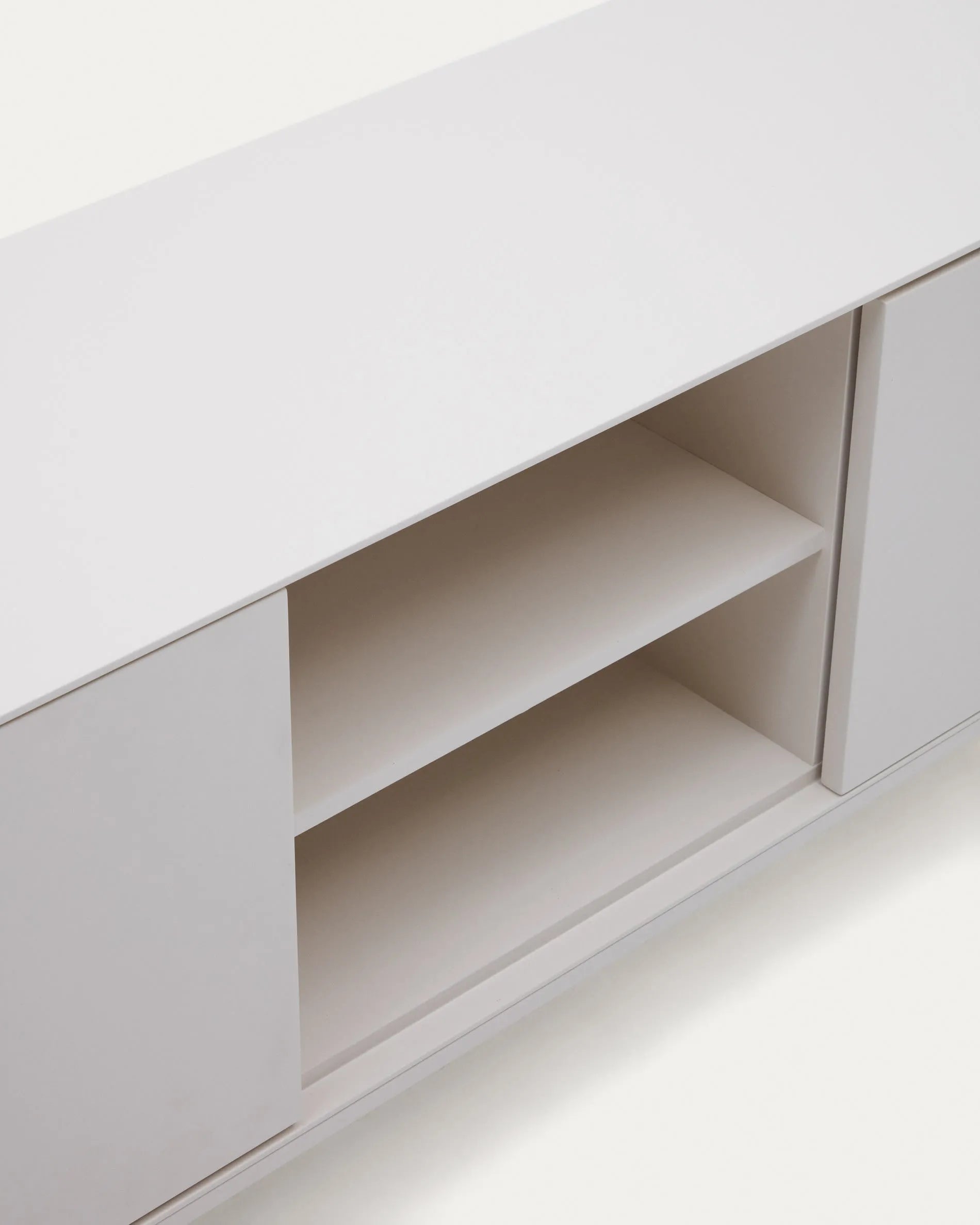 Eleganter TV-Schrank mit 3 Türen, weiß lackiert, aus robustem MDF. Bietet viel Stauraum und passt perfekt in moderne Wohnräume.