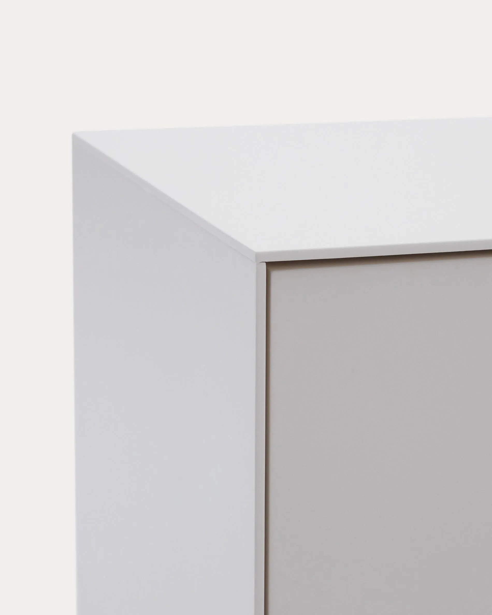 Eleganter TV-Schrank mit 3 Türen, weiß lackiert, aus robustem MDF. Bietet viel Stauraum und passt perfekt in moderne Wohnräume.