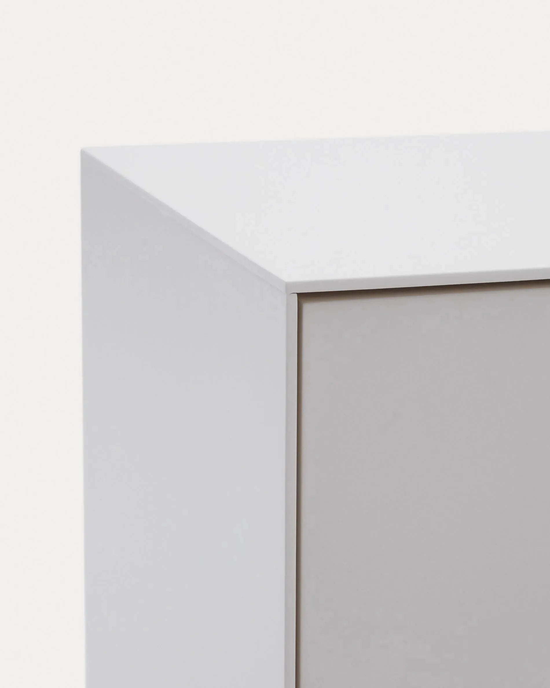 Eleganter TV-Schrank mit 3 Türen, weiß lackiert, aus robustem MDF. Bietet viel Stauraum und passt perfekt in moderne Wohnräume.