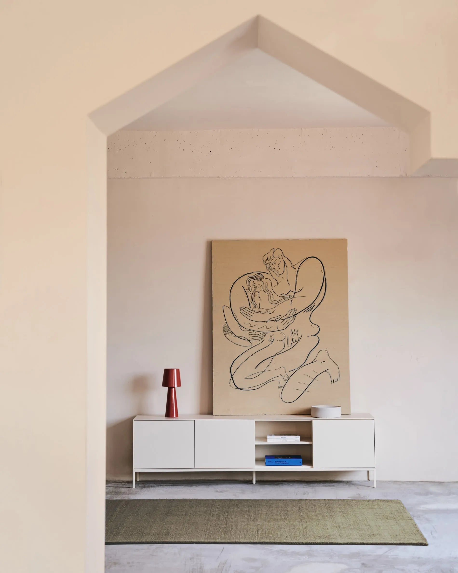 Eleganter TV-Schrank mit 3 Türen, weiß lackiert, aus robustem MDF. Bietet viel Stauraum und passt perfekt in moderne Wohnräume.
