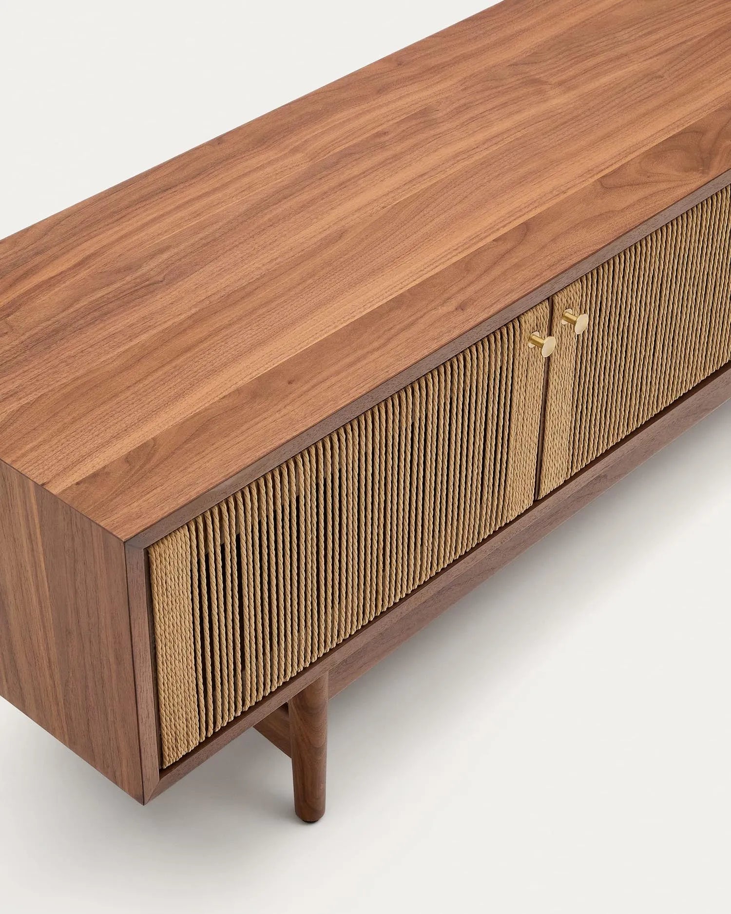 Elegantes TV-Möbel aus Walnussholz mit drei Türen, handgeflochtenen Seildetails und FSC-zertifiziert, ideal für stilvolle Wohnräume.