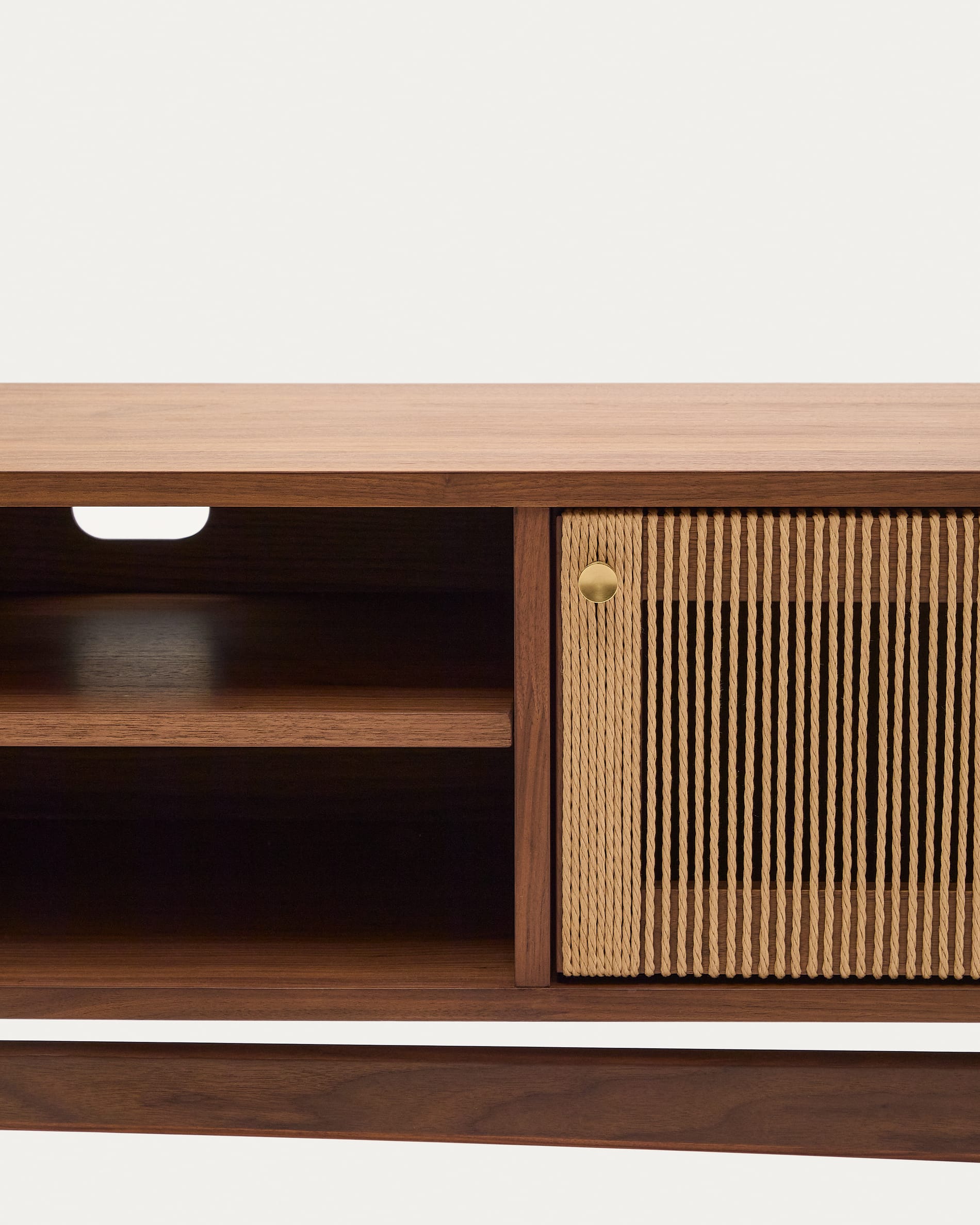 Elegantes TV-Möbel Elan von Kave Home: 3 Türen, massives Walnussholz, 200 x 50 cm, handwerkliche Details, ideal für jeden Wohnstil.