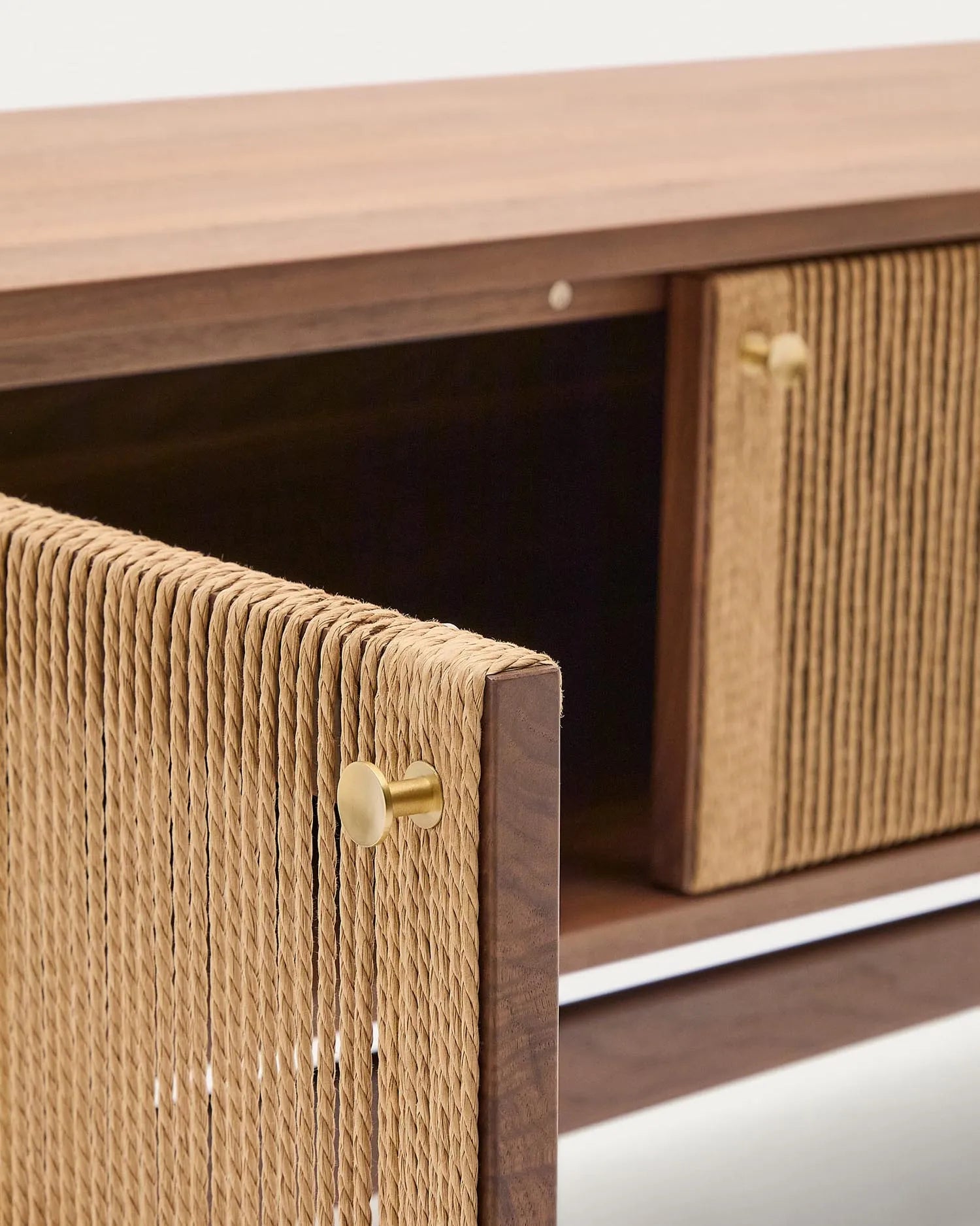 Elegantes TV-Möbel aus Walnussholz mit drei Türen, handgeflochtenen Seildetails und FSC-zertifiziert, ideal für stilvolle Wohnräume.