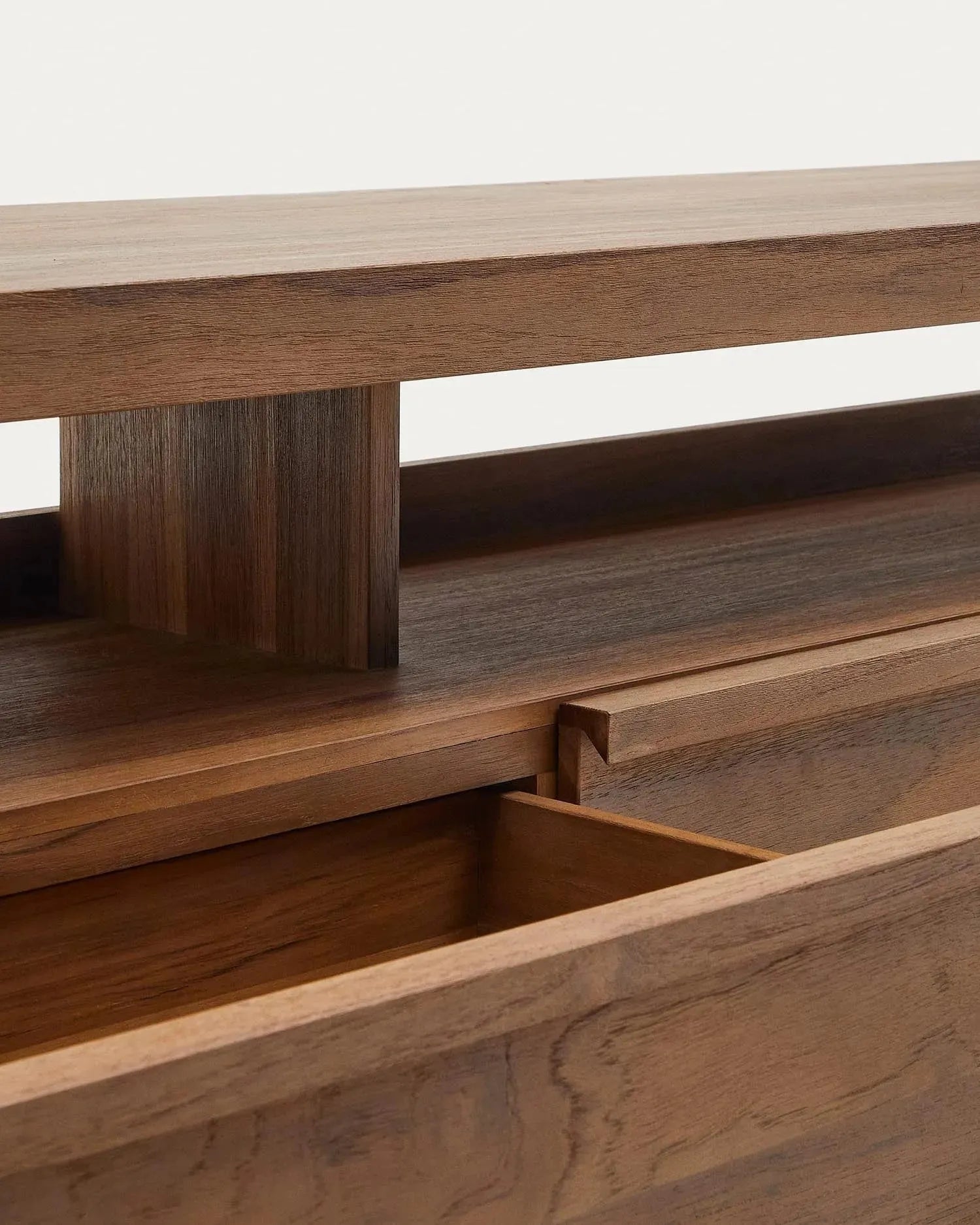 Das Sashi TV-Möbel aus massivem Teakholz (200x40 cm) von Kave Home vereint elegantes Design mit natürlicher Ästhetik und Funktionalität.